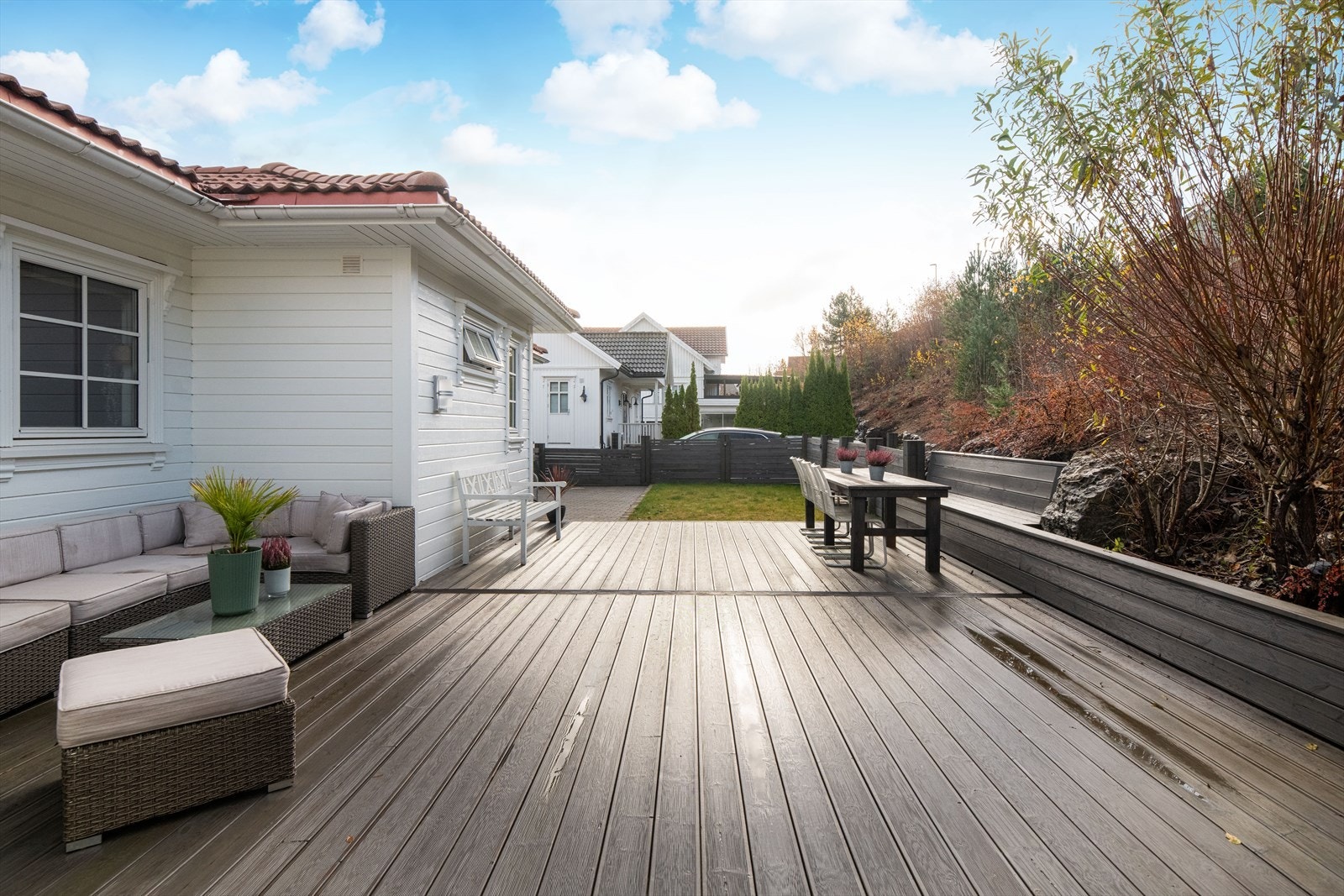 Boligen har flotte uteplasser som gir rikelig med boltreplass for hele familien. Galleribilde