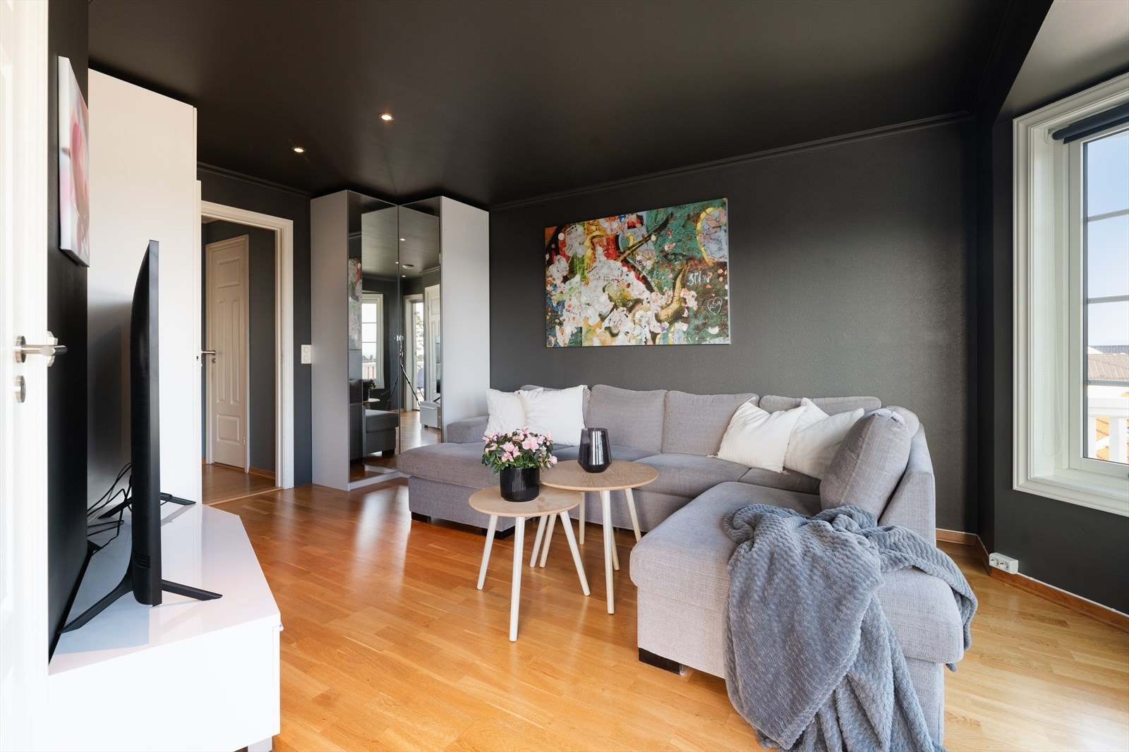 Dette rommet er av god størrelse og har utgang til den deilige verandaen. Galleribilde