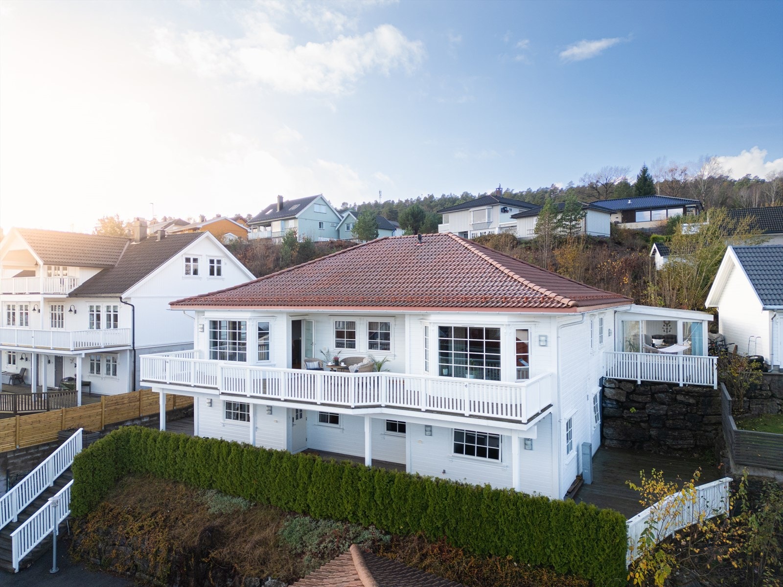 Tomten er pent innrammet med gjerde og skjermende hekk på flere sider. Galleribilde