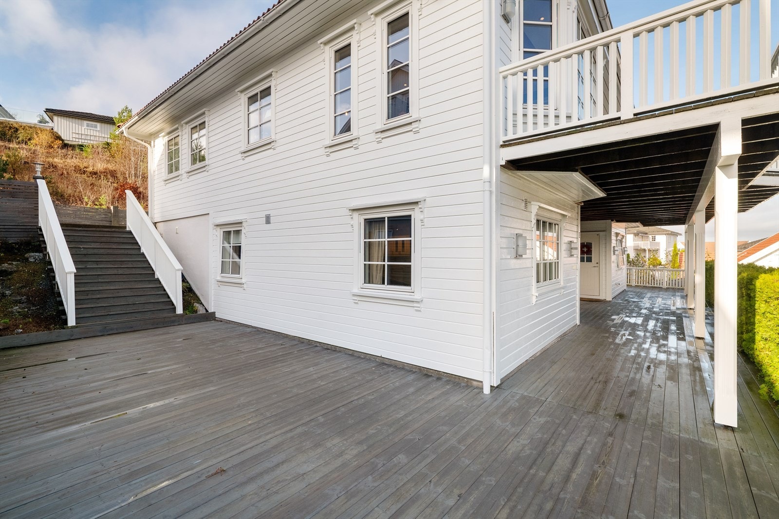 Terrasseplatting også i underetasjen, med god plass for utemøbler og grill. Galleribilde