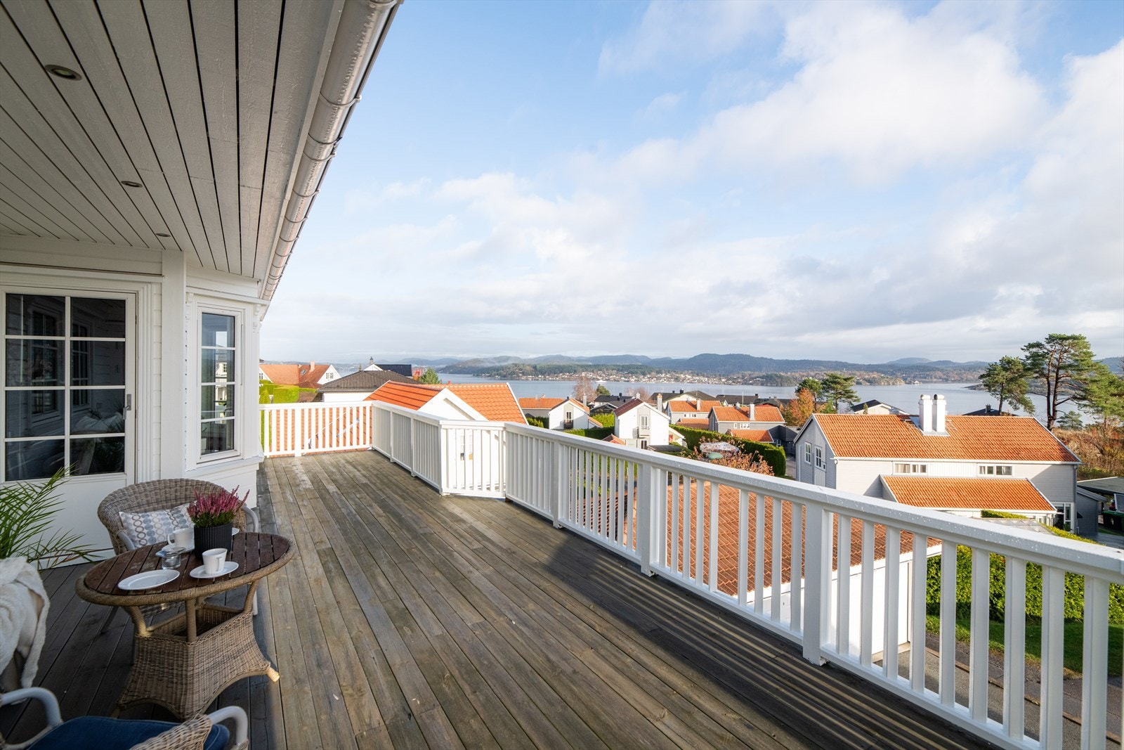 Verandaen har et lite overbygg med spotbelysning. Et deilig sted å nyte morgenkaffen med den herlige utsikten. Galleribilde