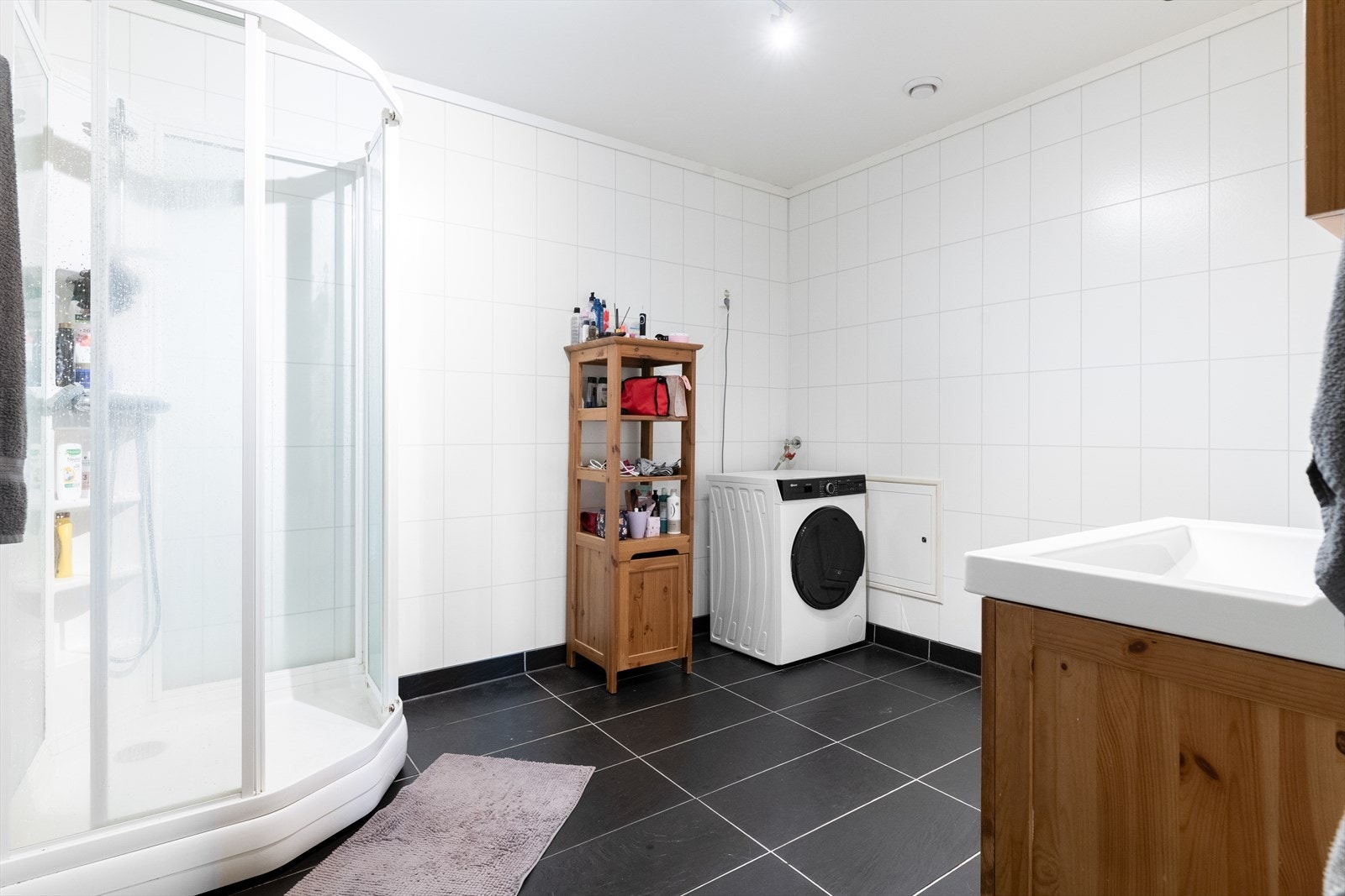 Flislagt bad med varmekabler i gulv. Galleribilde