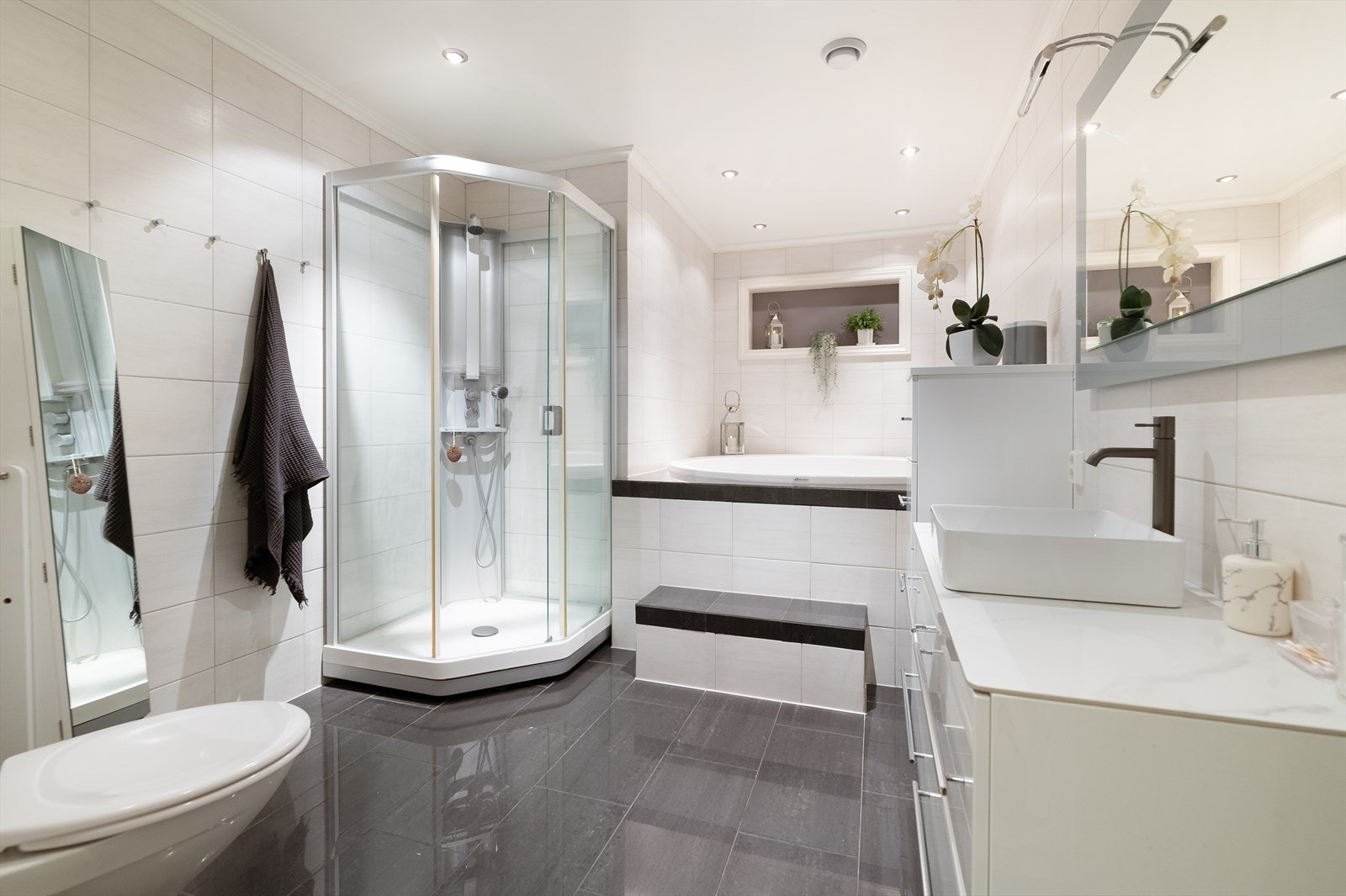 Flott, helfliset bad med varmekabler i gulv og spotter i tak. Galleribilde