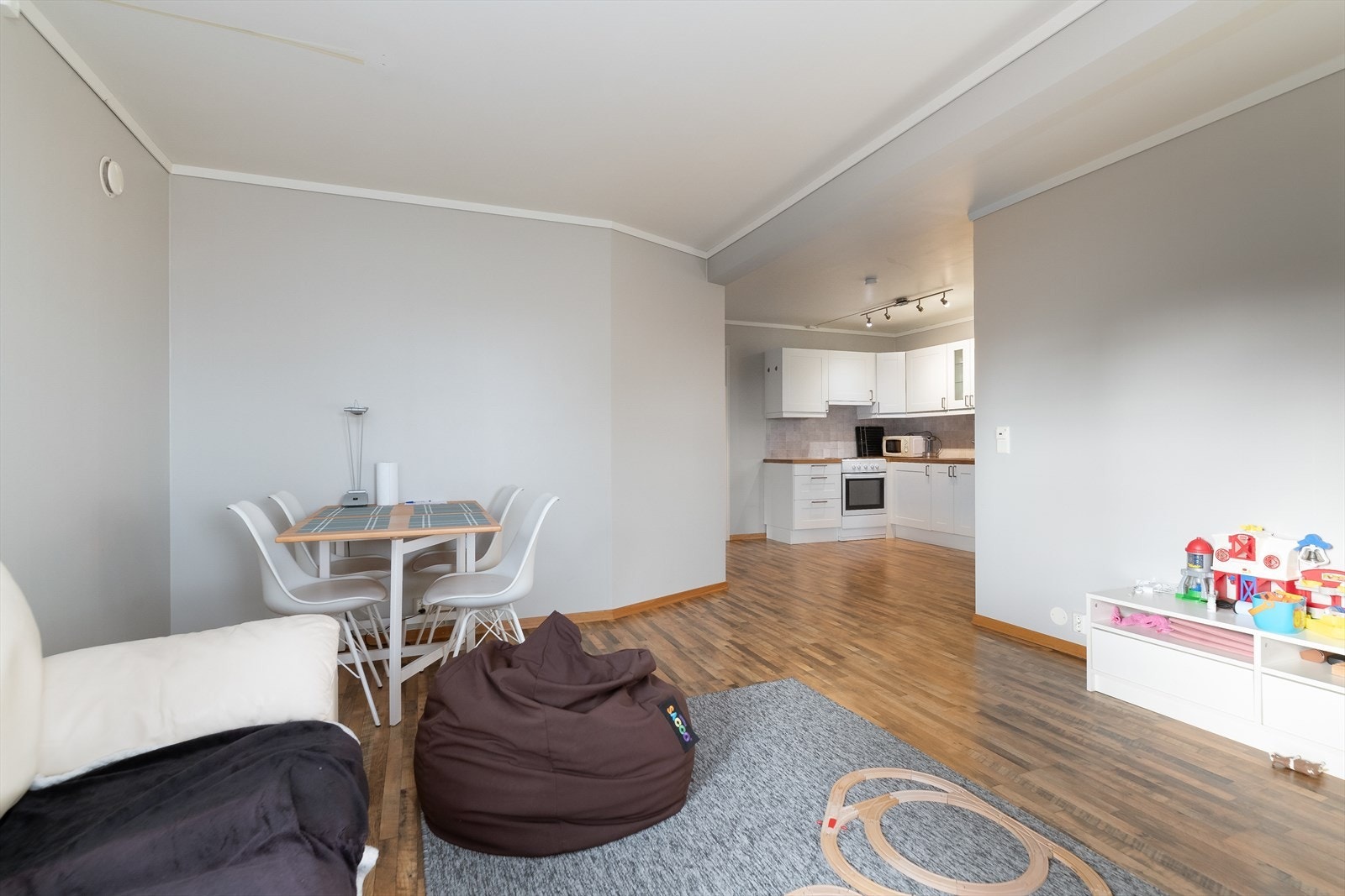 Begge leilighetene er utleid, og boligen selges med nåværende leieforhold. Hvitevarer medfølger i leilighetene, møbler er leietakers. Se vedlagte leieavtaler i salgsoppgave. Galleribilde