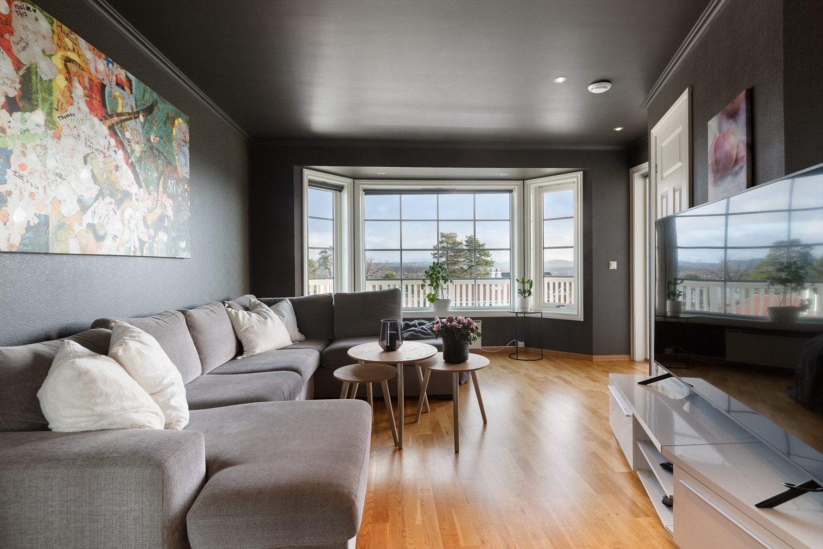 Boligen har fire soverom i hovedetasjen, hvor det ene i dag er benyttet som stue. Galleribilde