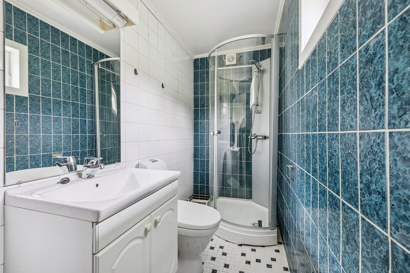 Flislagt bad med dusjkabinett Galleribilde