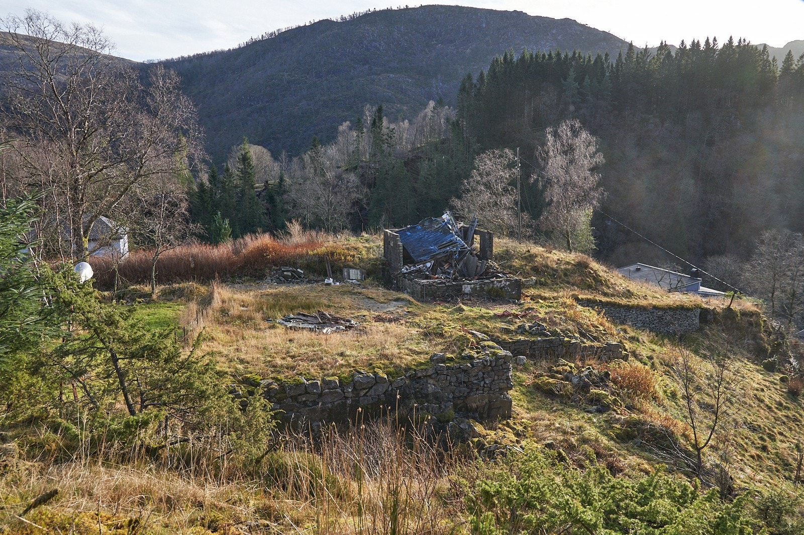Tilleggstomten har fine flate parti som kan passe ypperlig til både dyrking eller om du vil lage terrasse og grillplass - Eventuelt er det kanskje mulighet for å kunne bygge ved utvikling av eiendommen Galleribilde
