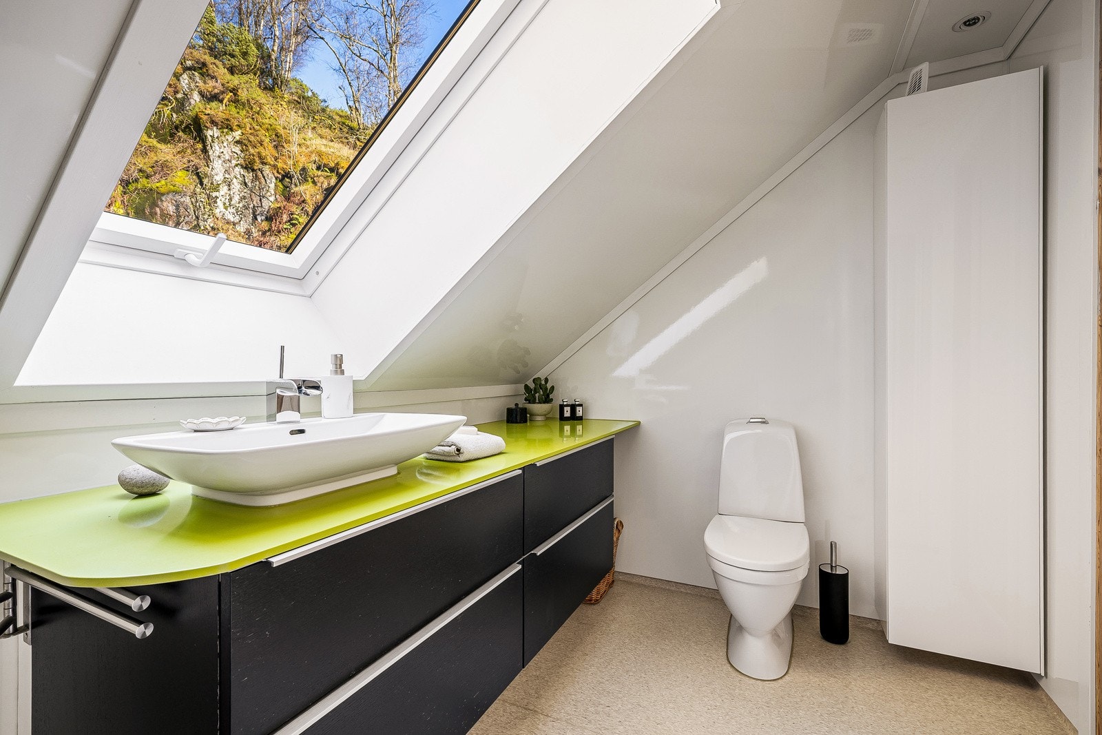 God oppbevaringsplass i stort baderomsmøblement og sideskap Galleribilde