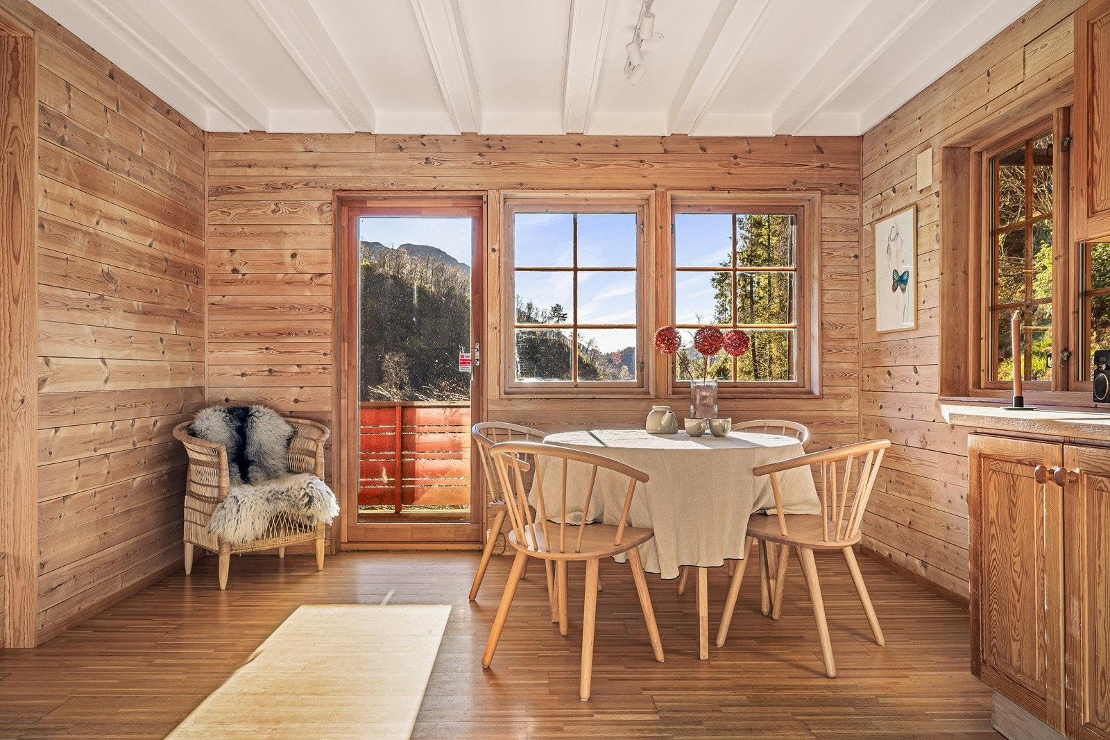 Et ordentlig familiekjøkken med god plass til spisebord for hele familien Galleribilde