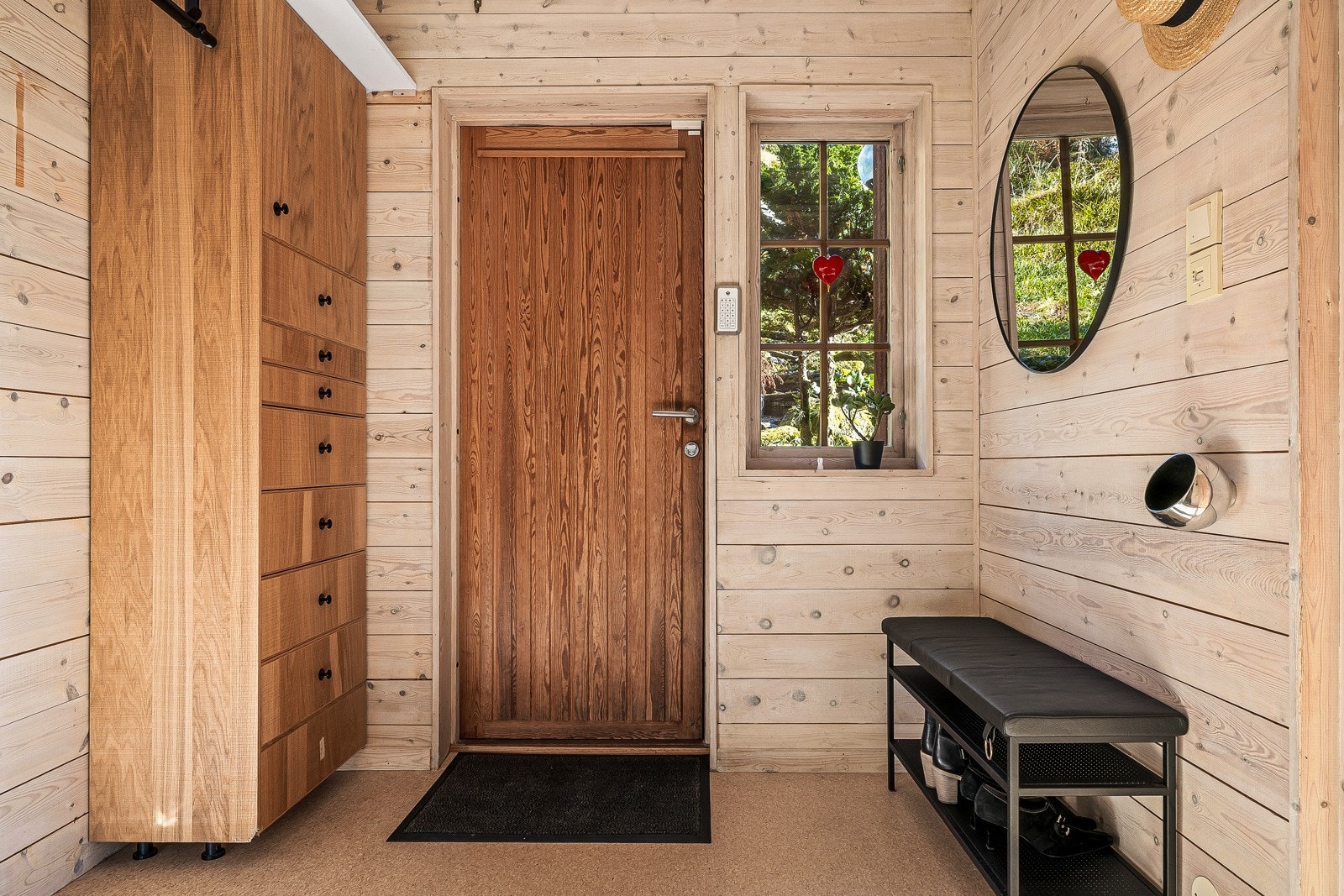 Entreen har god plass til yttertøy og sko Galleribilde