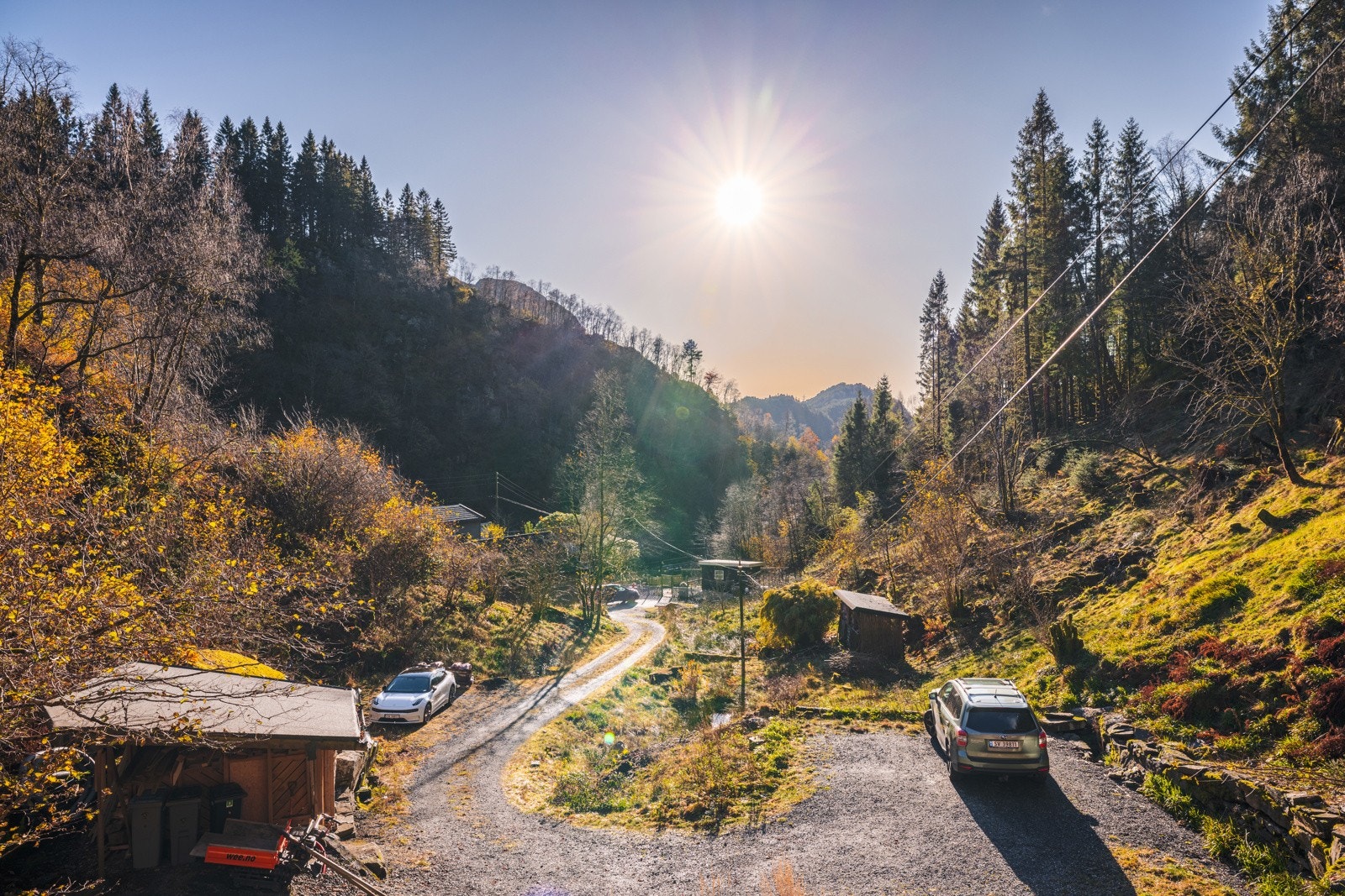 Boligen ligger høyt og fritt - Det er god plass til parkering på egen tomt Galleribilde