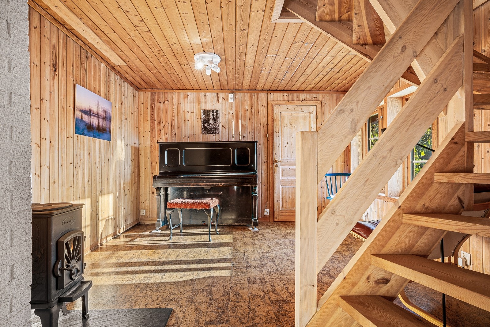 I underetasjen finner du stue, soverom, garderobe, bad og bod - Det er også egen inngangsdør i underetasjen Galleribilde