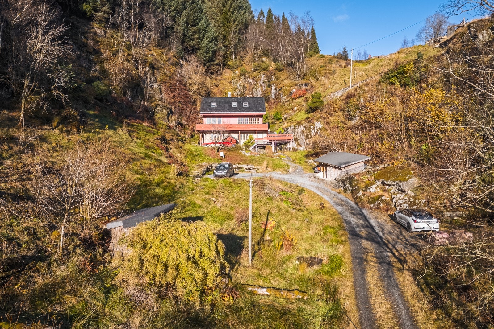 Eiendommen grenser til Byfjellsgrensen - Om du går opp i skogen bak boligen kan du gå til både Landåsfjellet og Ulriken Galleribilde
