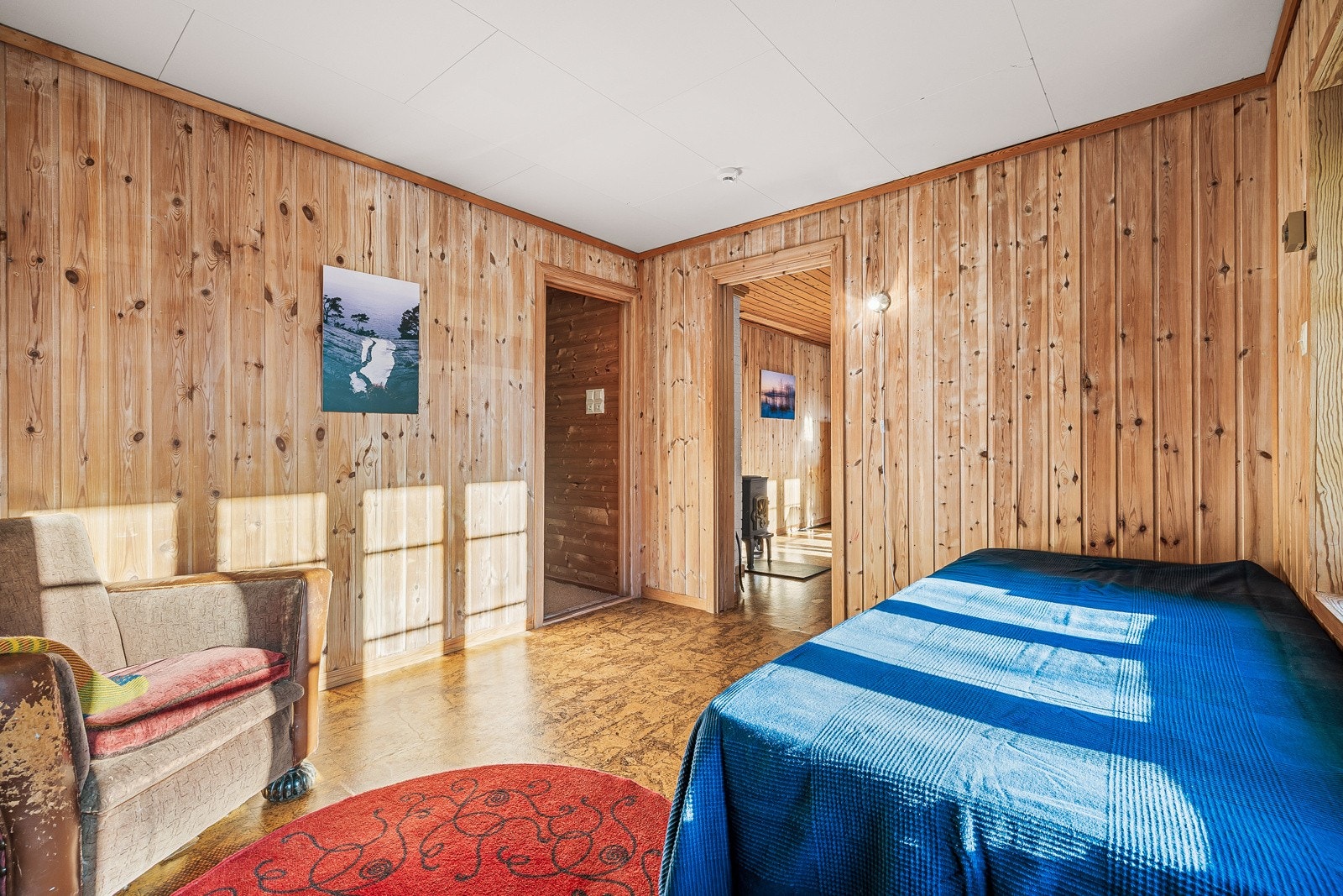 Fra soverommet er det tilknytning til garderoberom og bad - Badet er modent for renovering Galleribilde