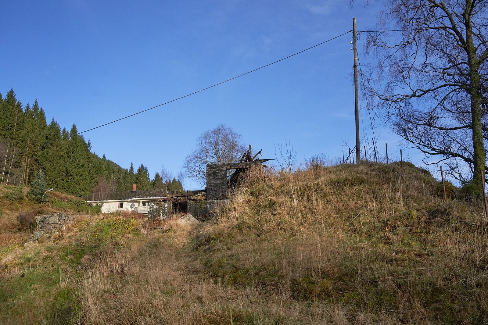 Tilleggstomten har meget god beliggenhet på toppen av en ås - Her stod det opprinnelig en enebolig som nå er forfalt Galleribilde