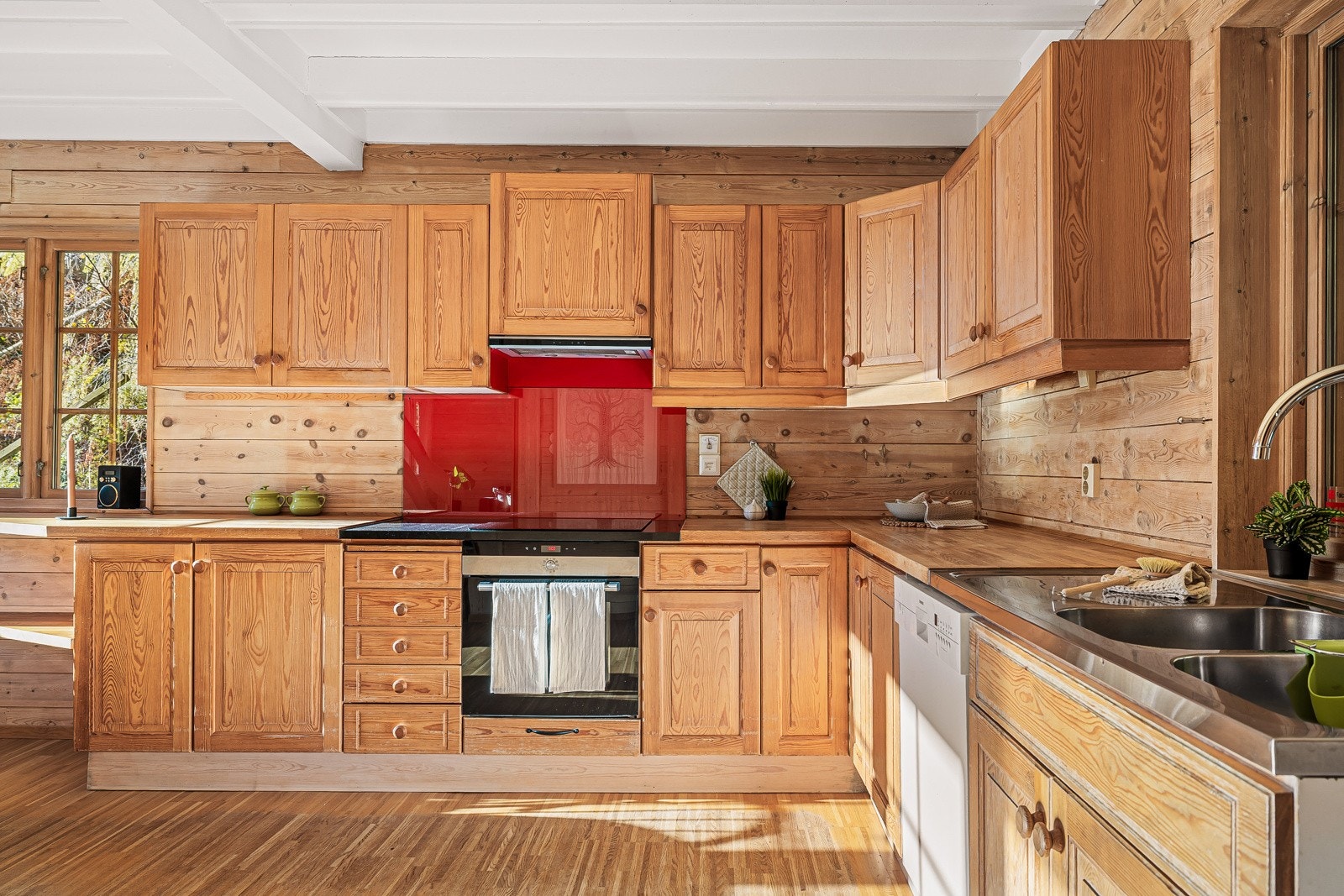 Boligen har stort og godt kjøkken på 20,3 kvm Galleribilde