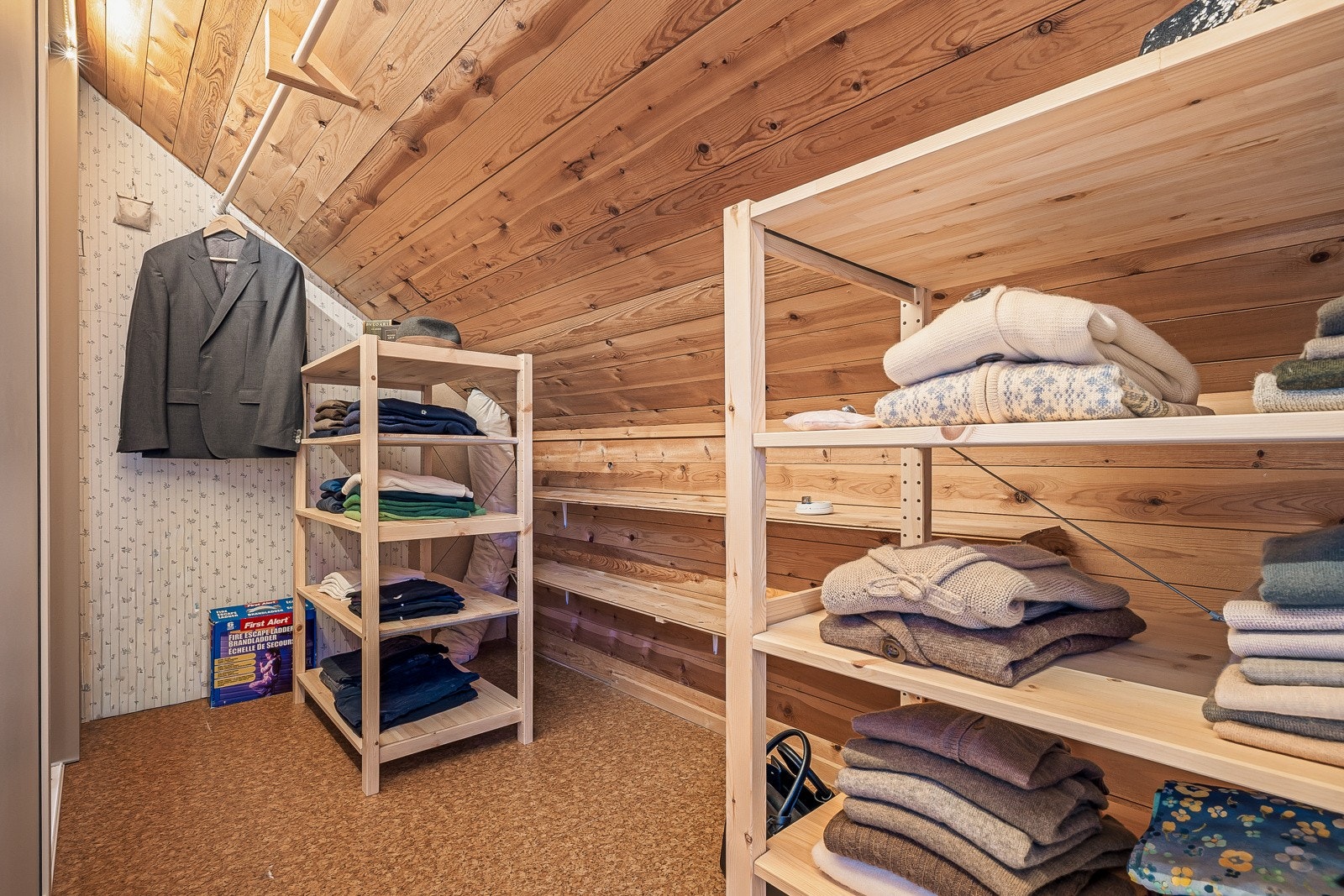 Graderoben på hovedsoverommet har masse god oppbevaringsplass Galleribilde