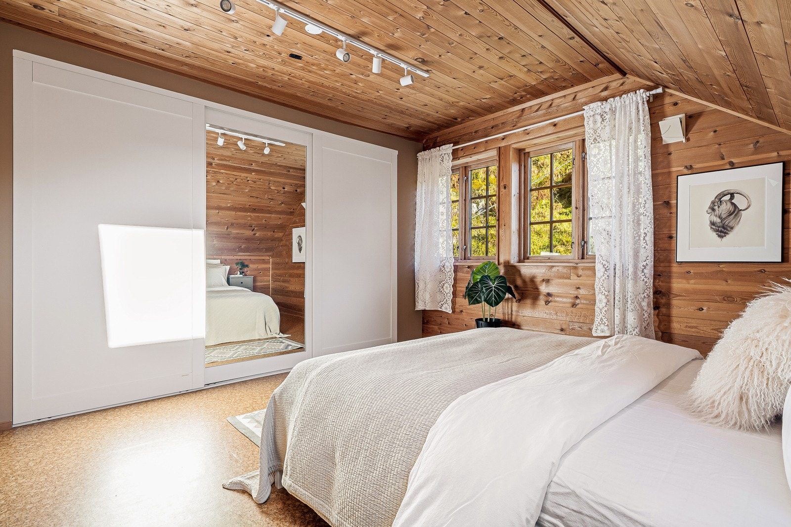 Her er det satt opp skyvedører som gir stor garderobeløsning Galleribilde