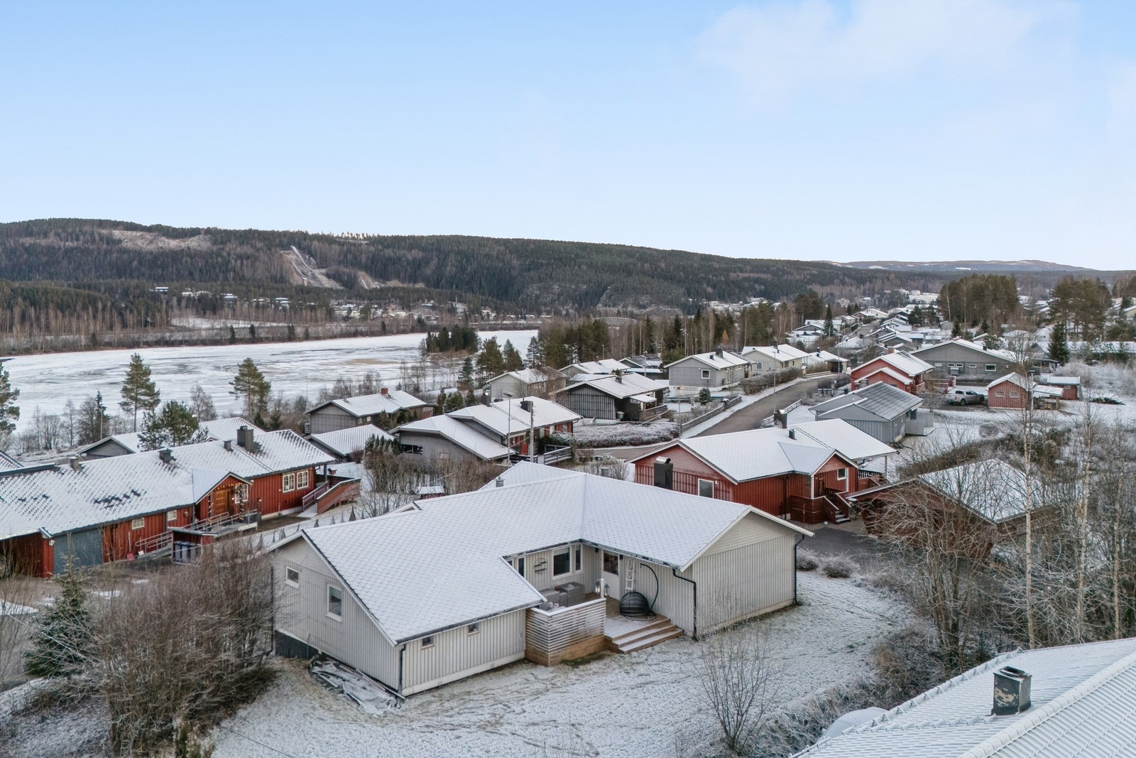 Eiendommen har en fin plassering i feltet med umiddelbar nærhet til skog og mark. Galleribilde