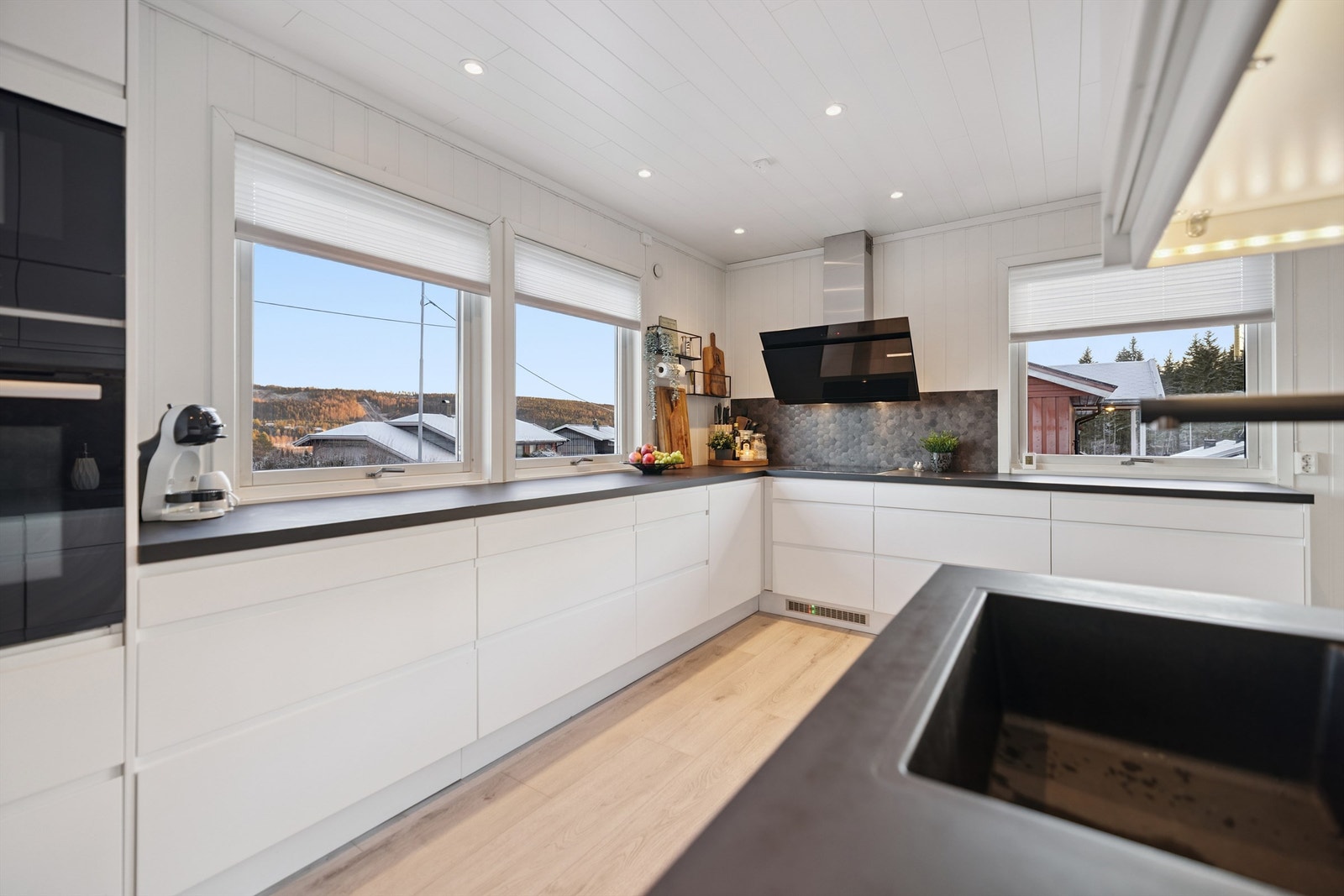 Gode arbeidsflater i laminat med nedfelt oppvaskkum i kompositt. Galleribilde