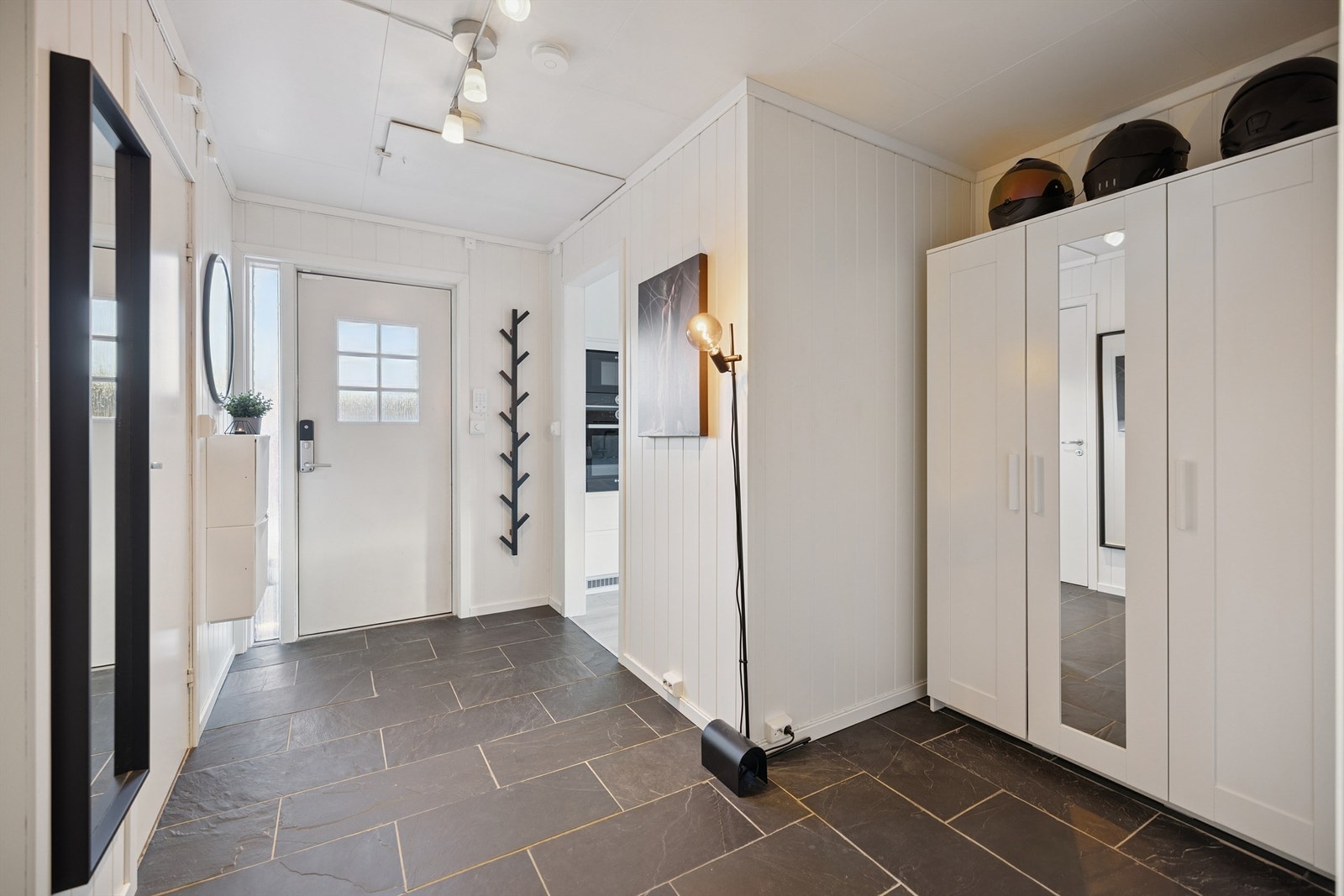 Velkommen inn i en romslig entré med god plass til garderobeløsninger. Galleribilde