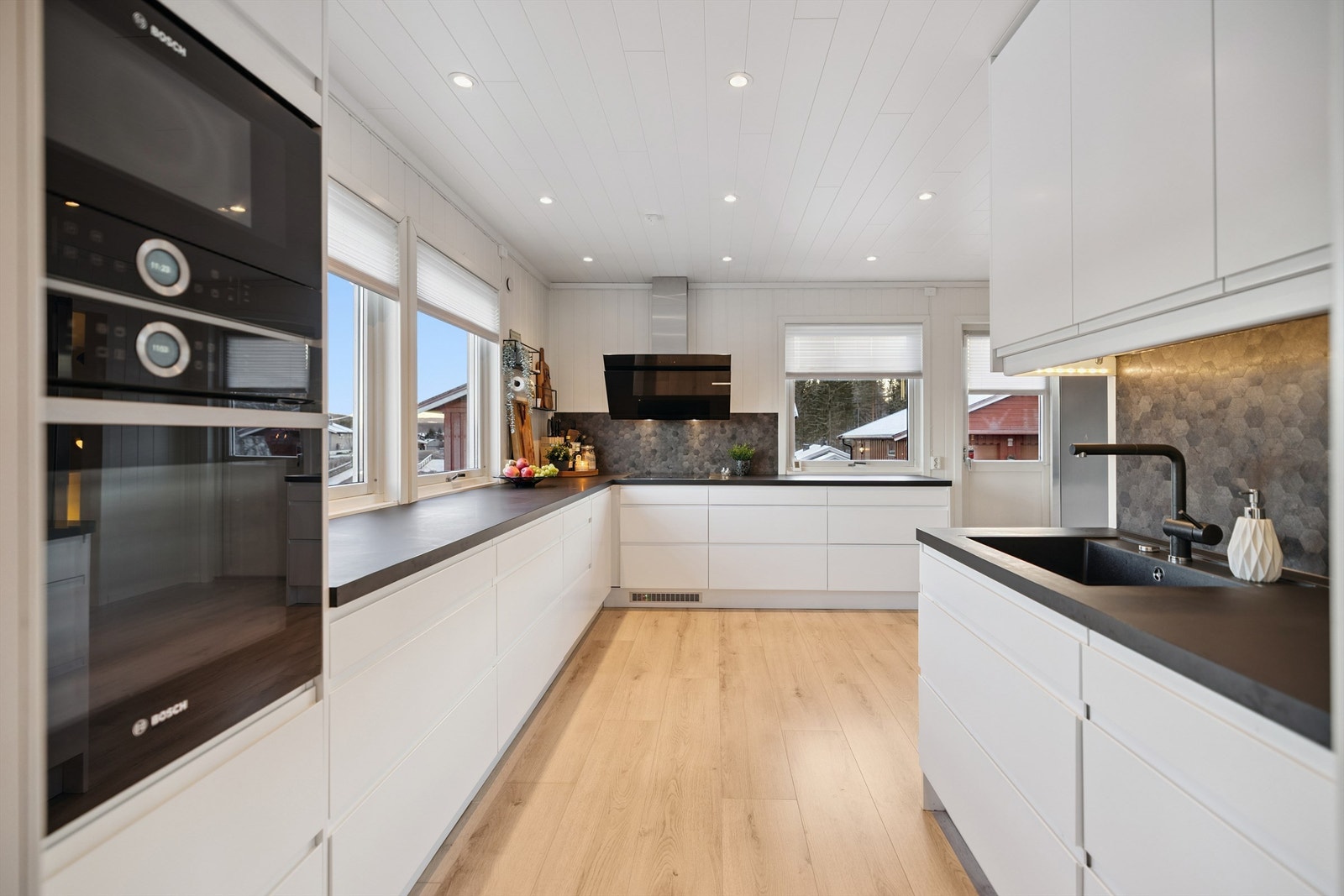 Innredningen har integrert stekeovn, mikro, induksjonstopp og oppvaskmaskin. Galleribilde