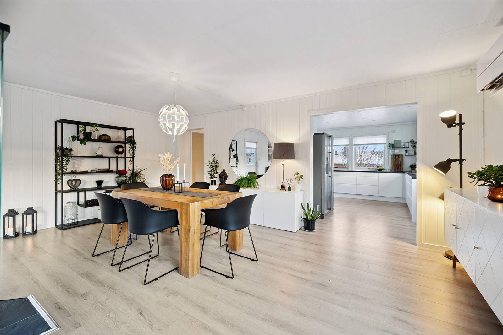 Spisestuen er et naturlig samlingspunkt med delvis åpen løsning mot kjøkkenet. Galleribilde