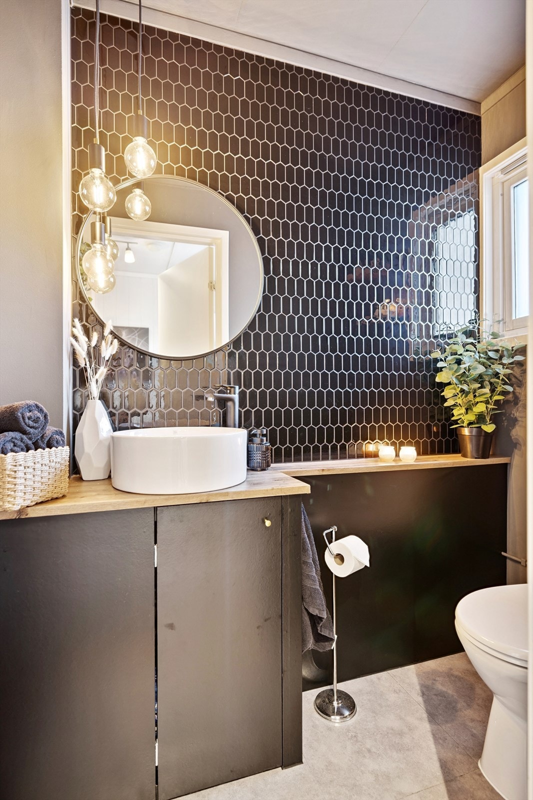 Toalettrommet ble oppgradert i 2025 og har foliert servantinnredning og gulvmontert WC. Galleribilde