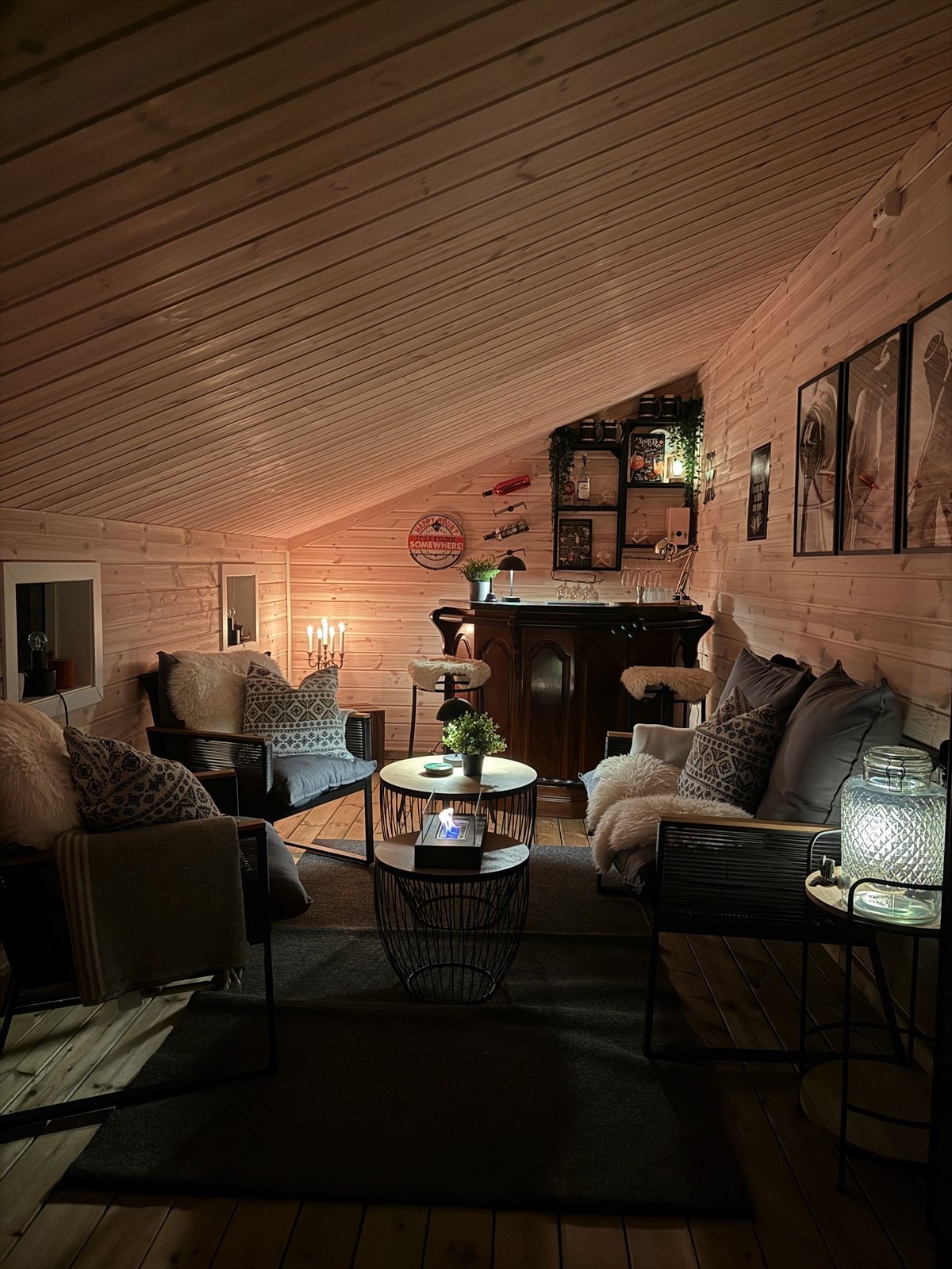 Kveldsbilde av hagestuen. Selgers eget bilde Galleribilde