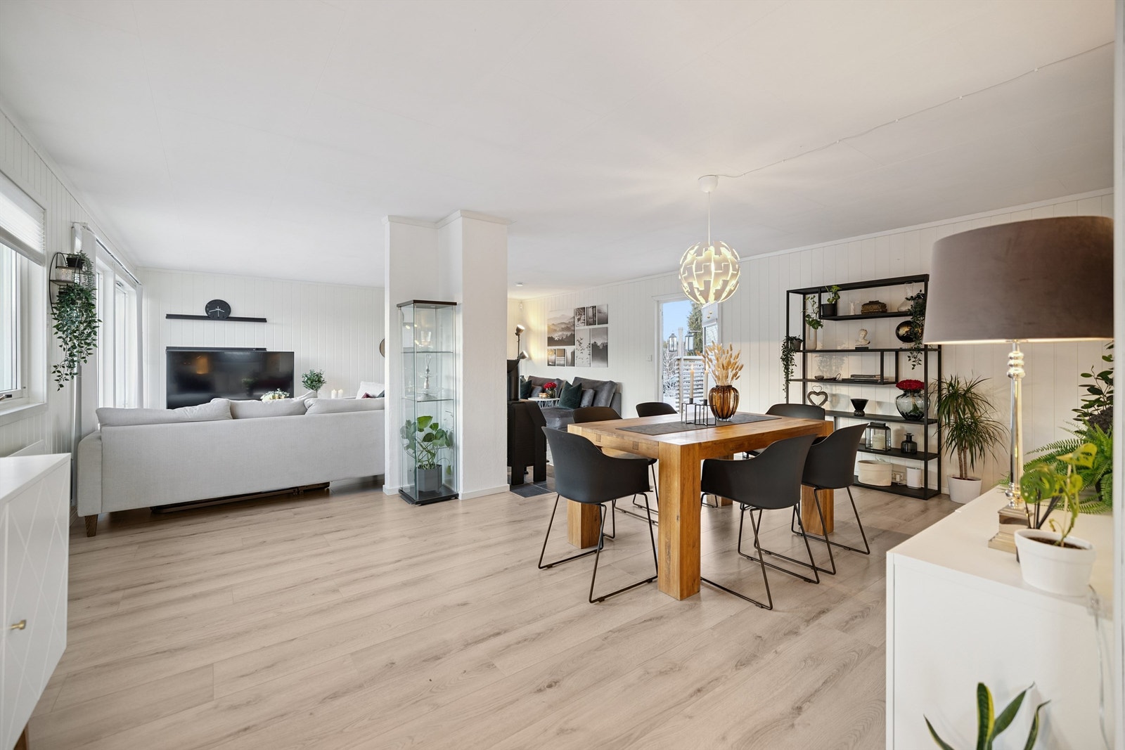 De sosiale sonene har en åpen løsning og gjennomgående laminatgulv fra 2020. Galleribilde