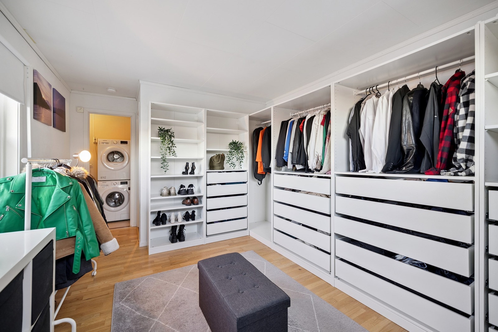 Fra omkledningsrommet er det direkte adkomst til et praktisk vaskerom med opplegg for vaskemaskin. Galleribilde