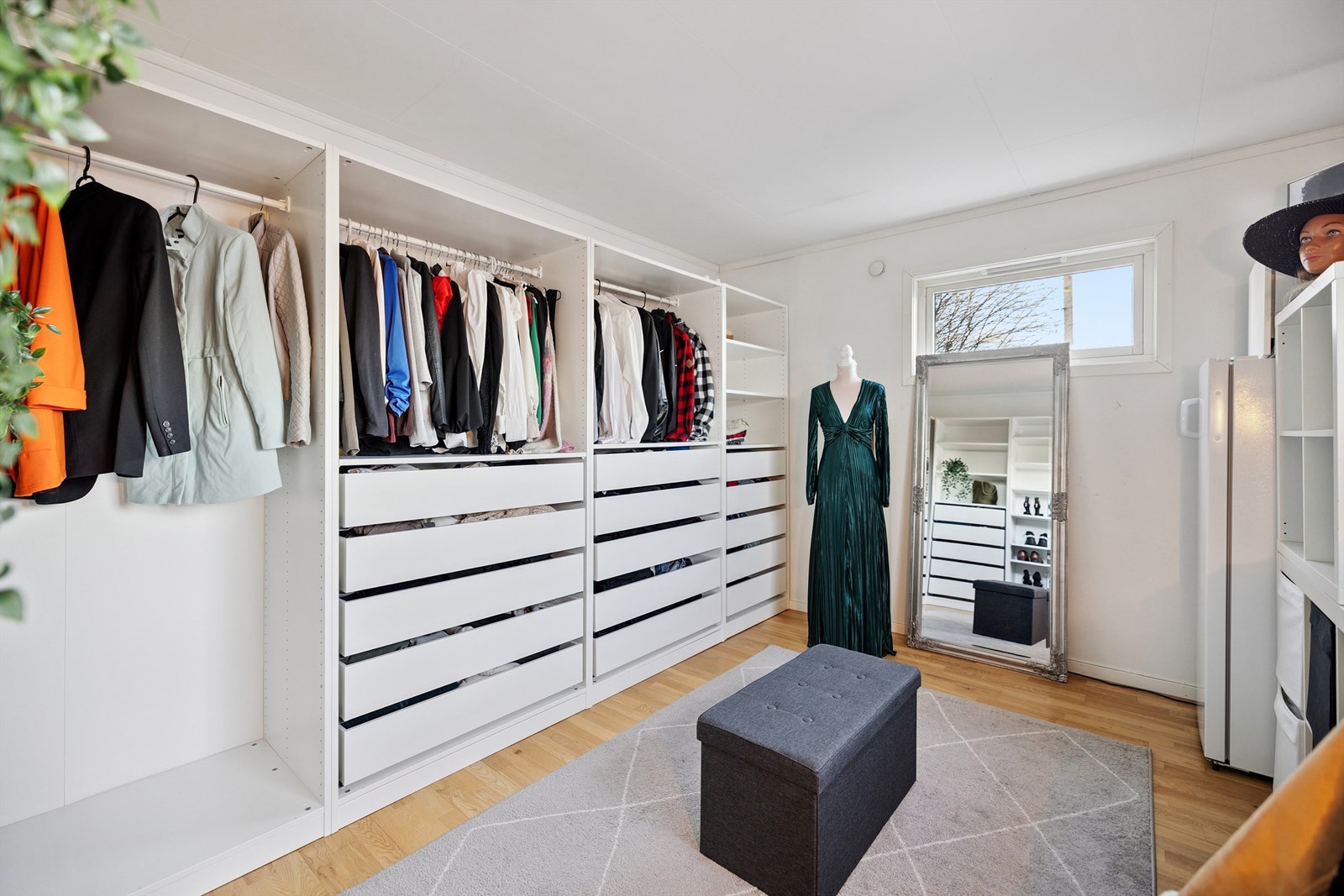 Det ene soverommet er innredet som et romslig omkledningsrom med rikelig garderobeplass. Galleribilde