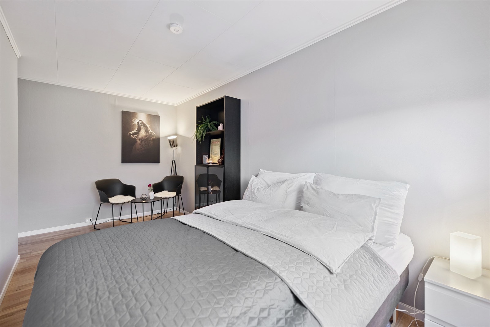 Boligen har fire rom som i dag benyttes som soverom (3) og walk-in-closet, alle i hovedetasjen. Galleribilde