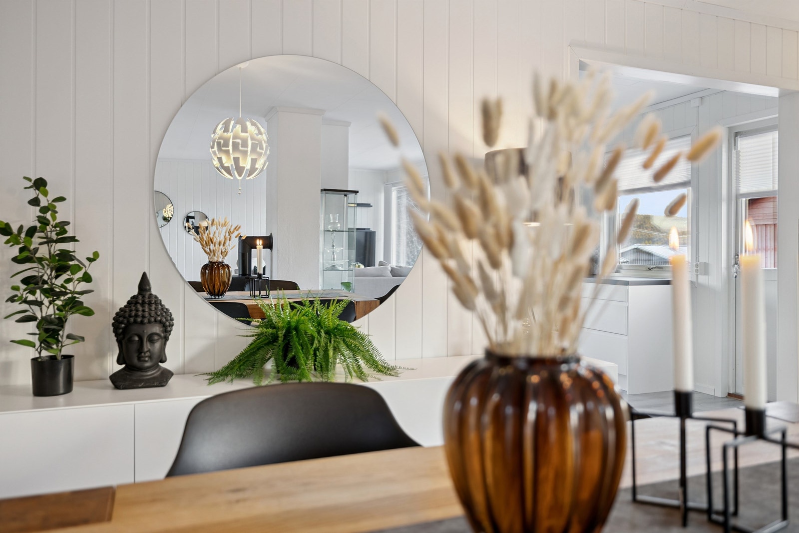 Store vindusflater og gjennomtenkte detaljer skaper en behagelig atmosfære. Galleribilde