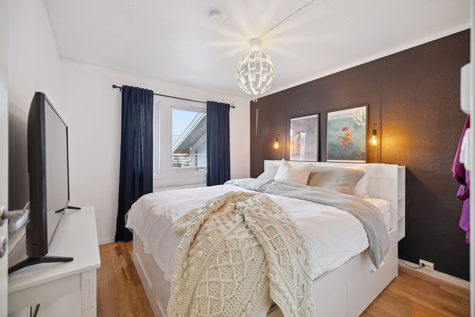 Hovedsoverommet har god plass til dobbeltseng og oppbevaringsløsninger. Galleribilde