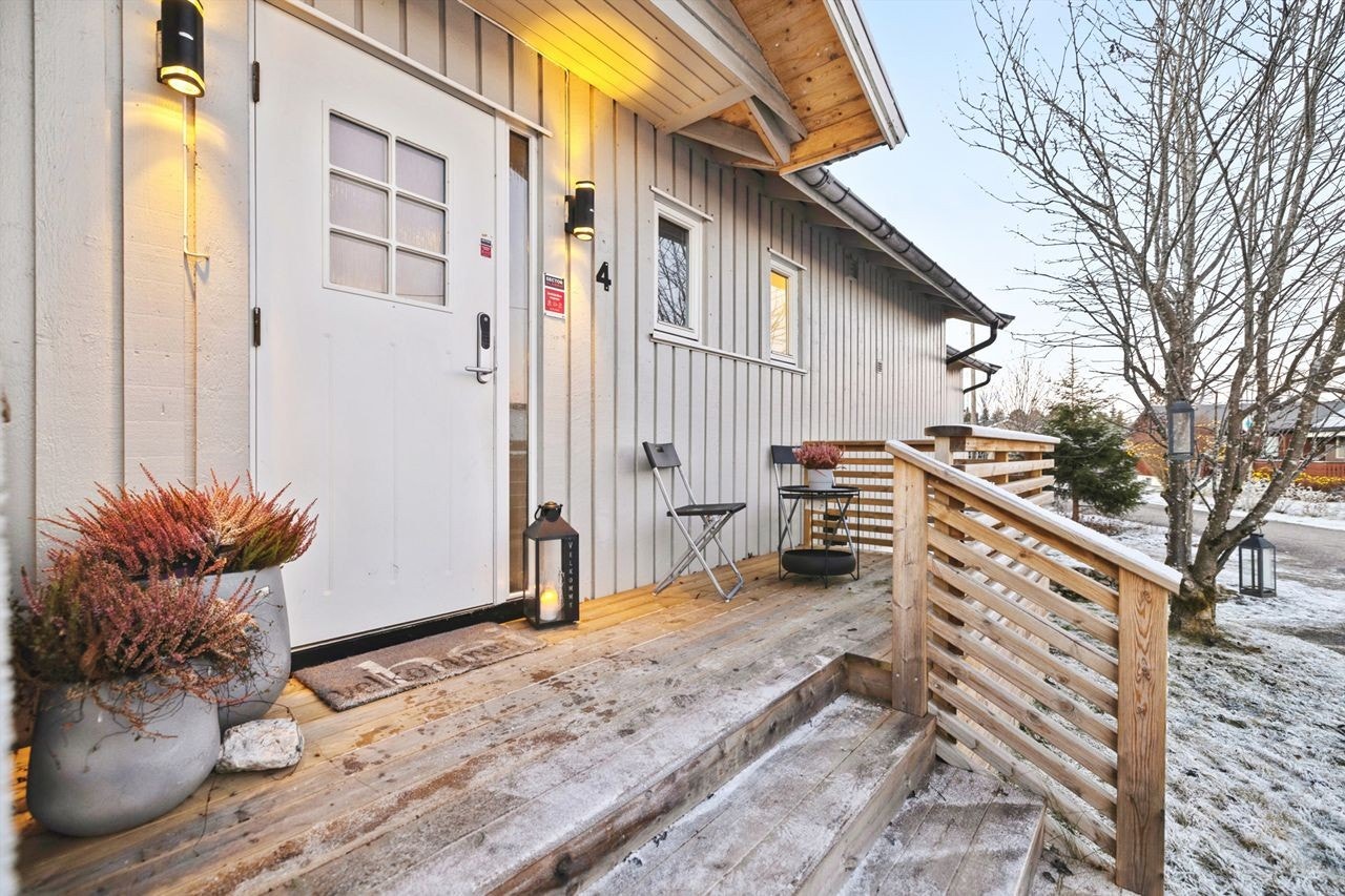 Inngangspartiet har en ny treplatting fra 2024 og ytterdør med kodelås. Galleribilde