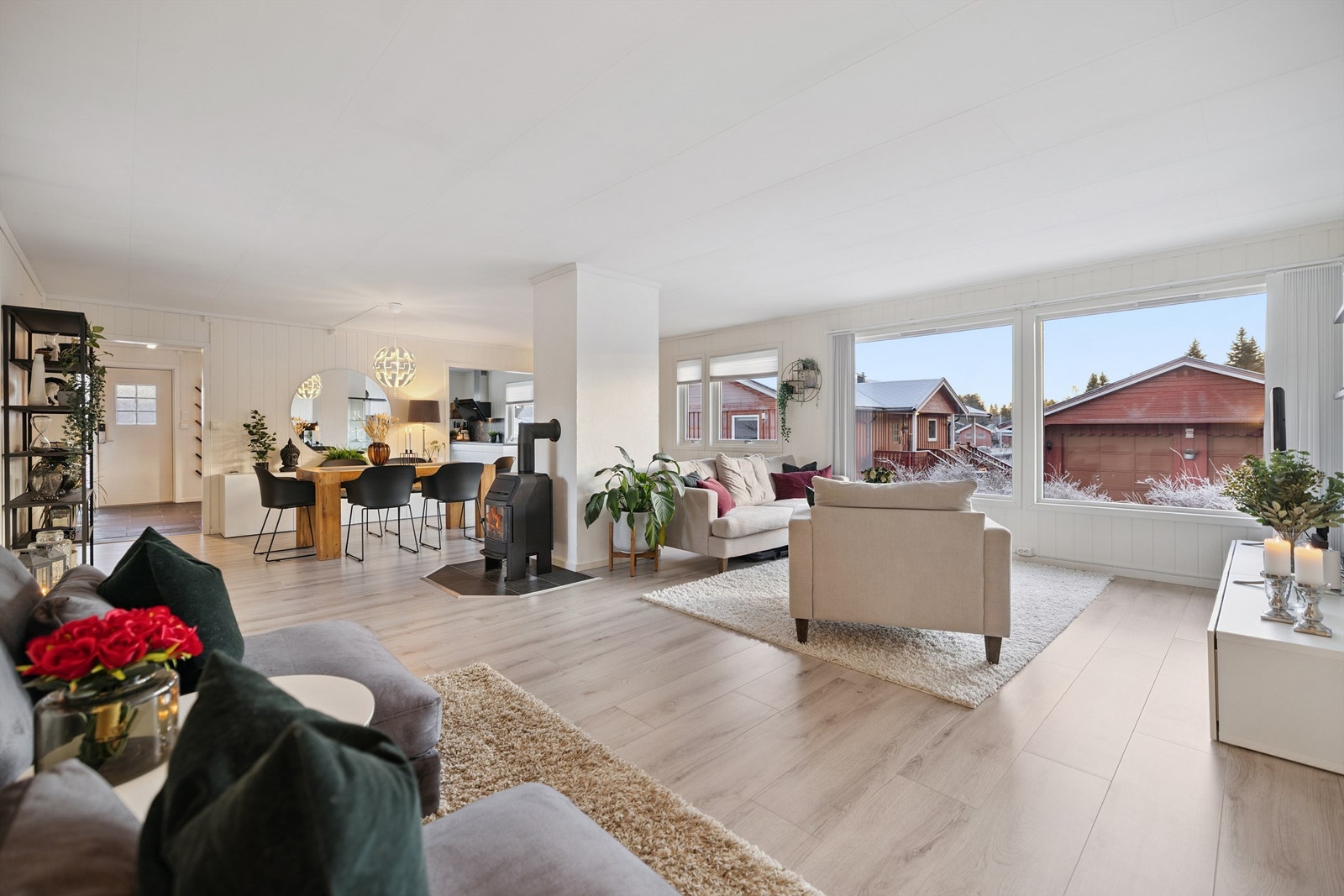 En vedovn sørger for ekstra varme, og en luft-til-luft varmepumpe fra 2021 gir effektiv oppvarming. Galleribilde