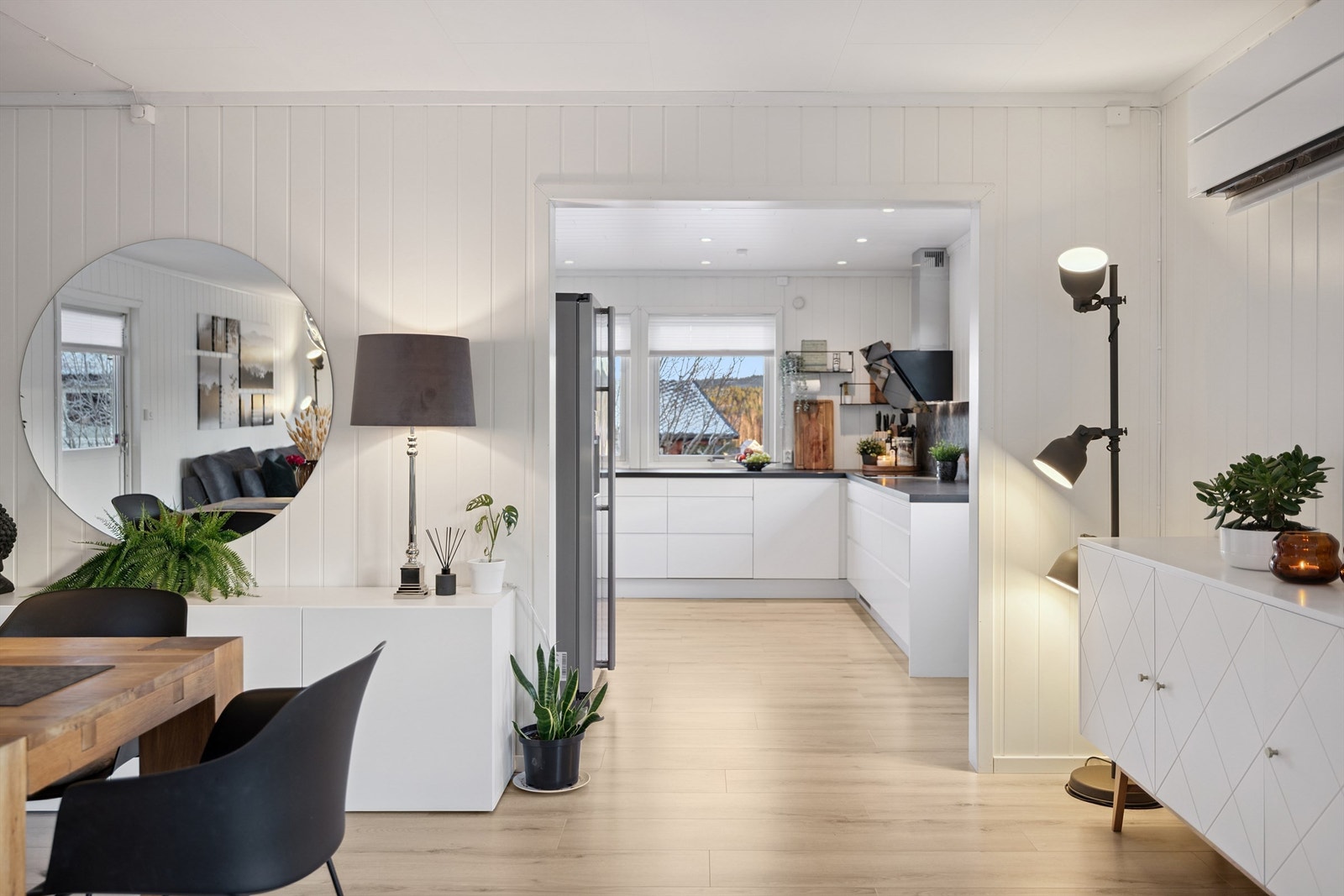 Kjøkkenet fra 2020 er moderne og funksjonelt utformet. Galleribilde