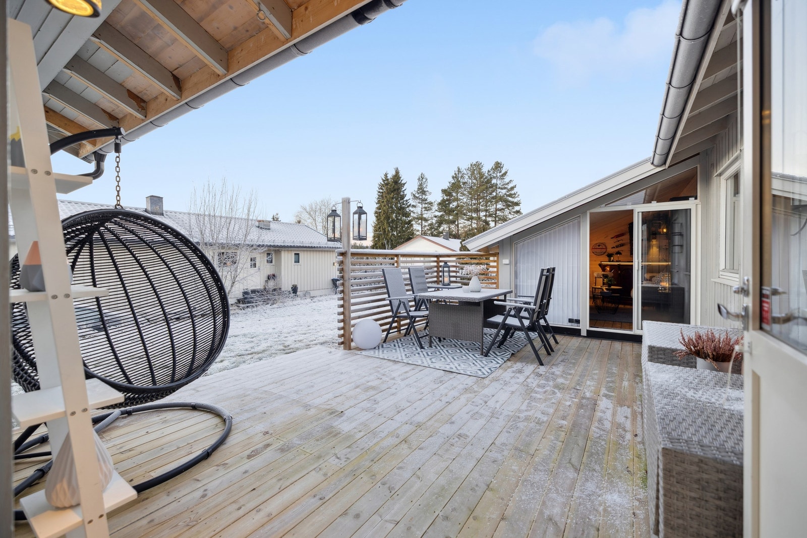 Den vestvendte terrassen på 28 m² har god plass til utemøbler og ble fornyet i 2024. Galleribilde
