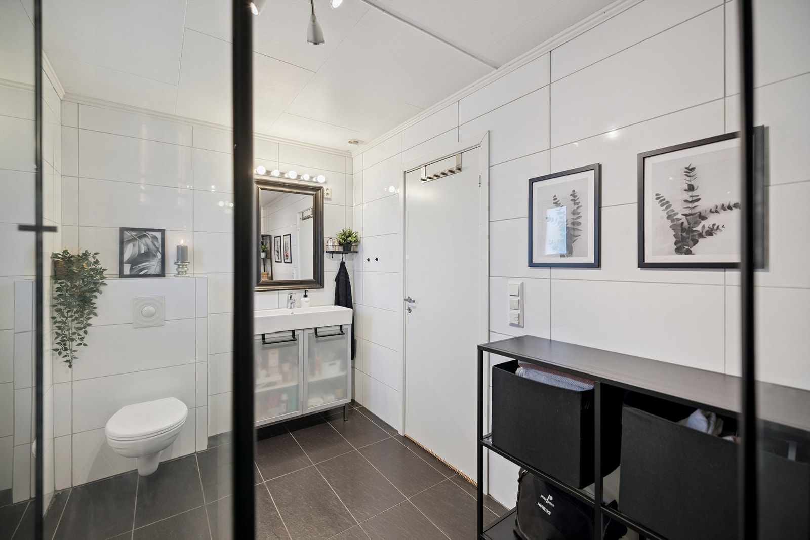 Rommet er utstyrt med vegghengt toalett og dusjkabinett. Galleribilde