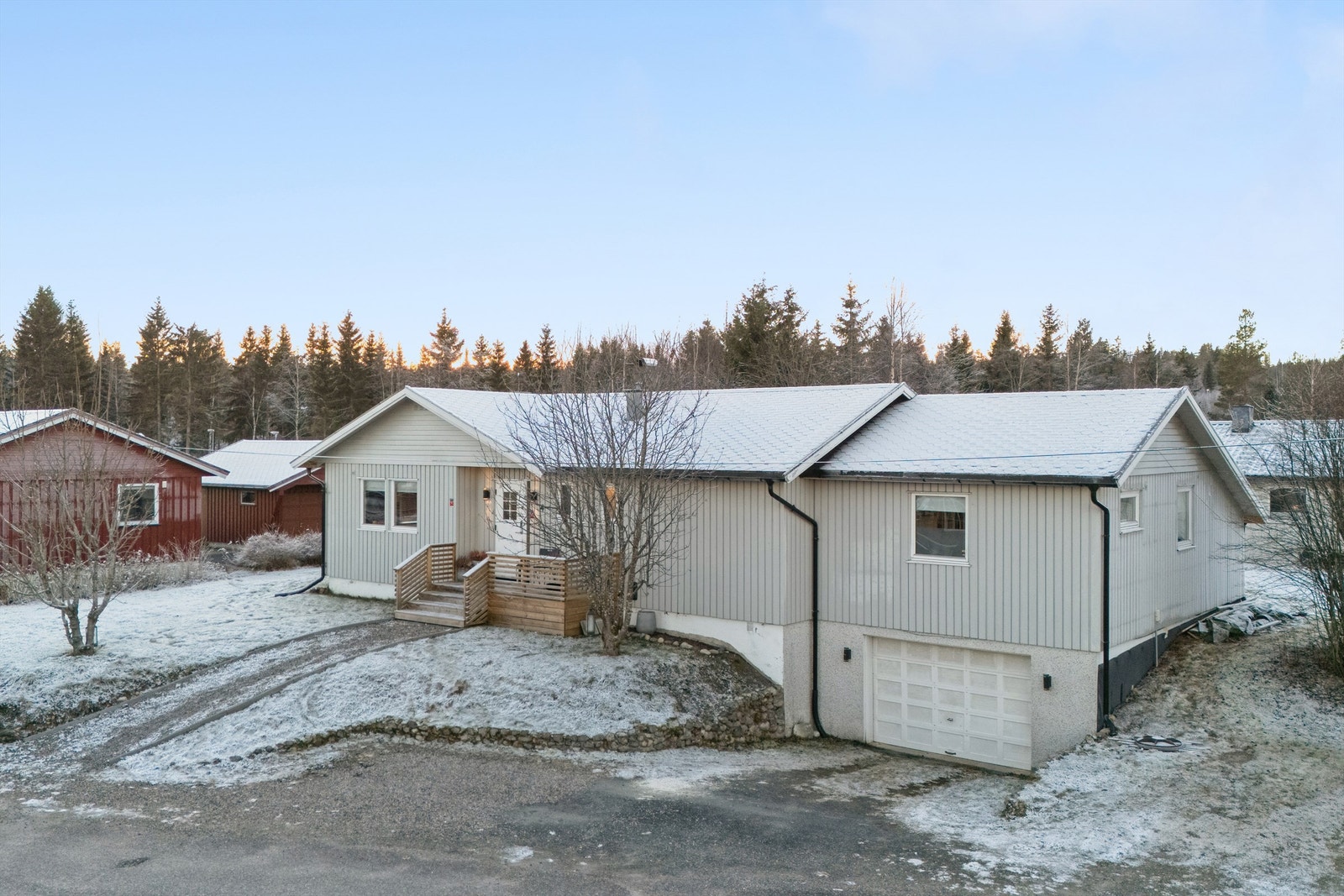 Enebolig beliggende i et etablert og barnevennlig boligområde på Rena. Galleribilde