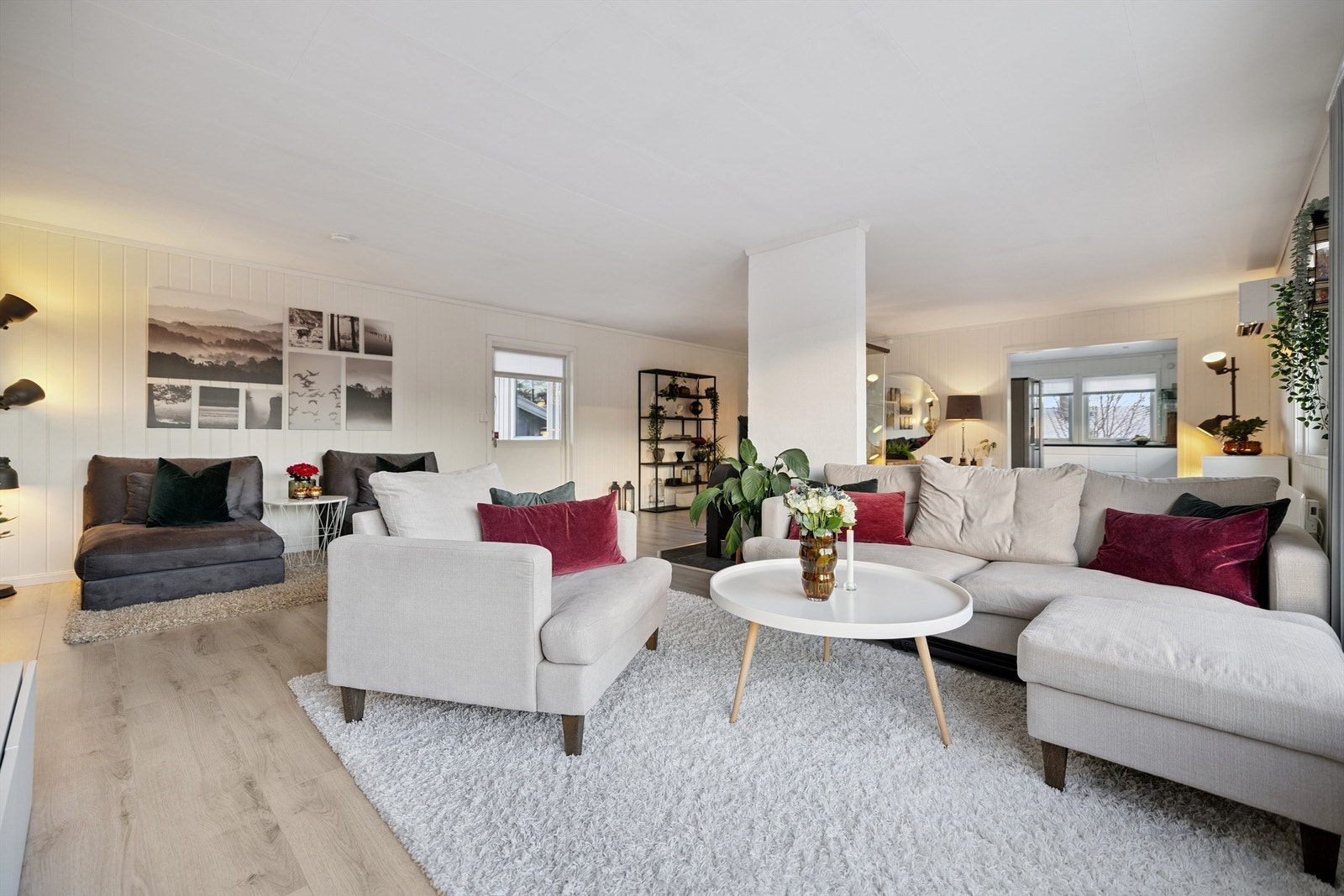 Stuen er romslig, har plass til flere sittegrupper og utgang til terrassen. Galleribilde