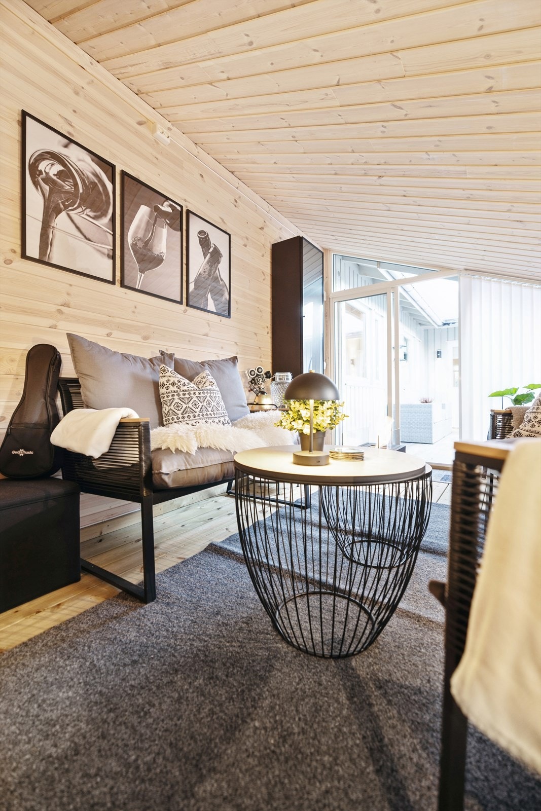 Fra stuen er det utgang til en vestvendt terrasse og en innglasset hagestue på 9 m². Galleribilde