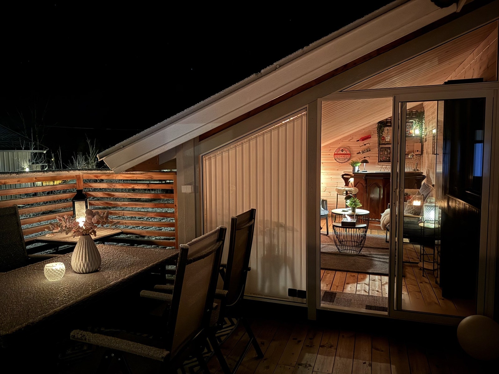 Kveldsbilde av hagestuen og terrassen. Selgers eget bilde Galleribilde