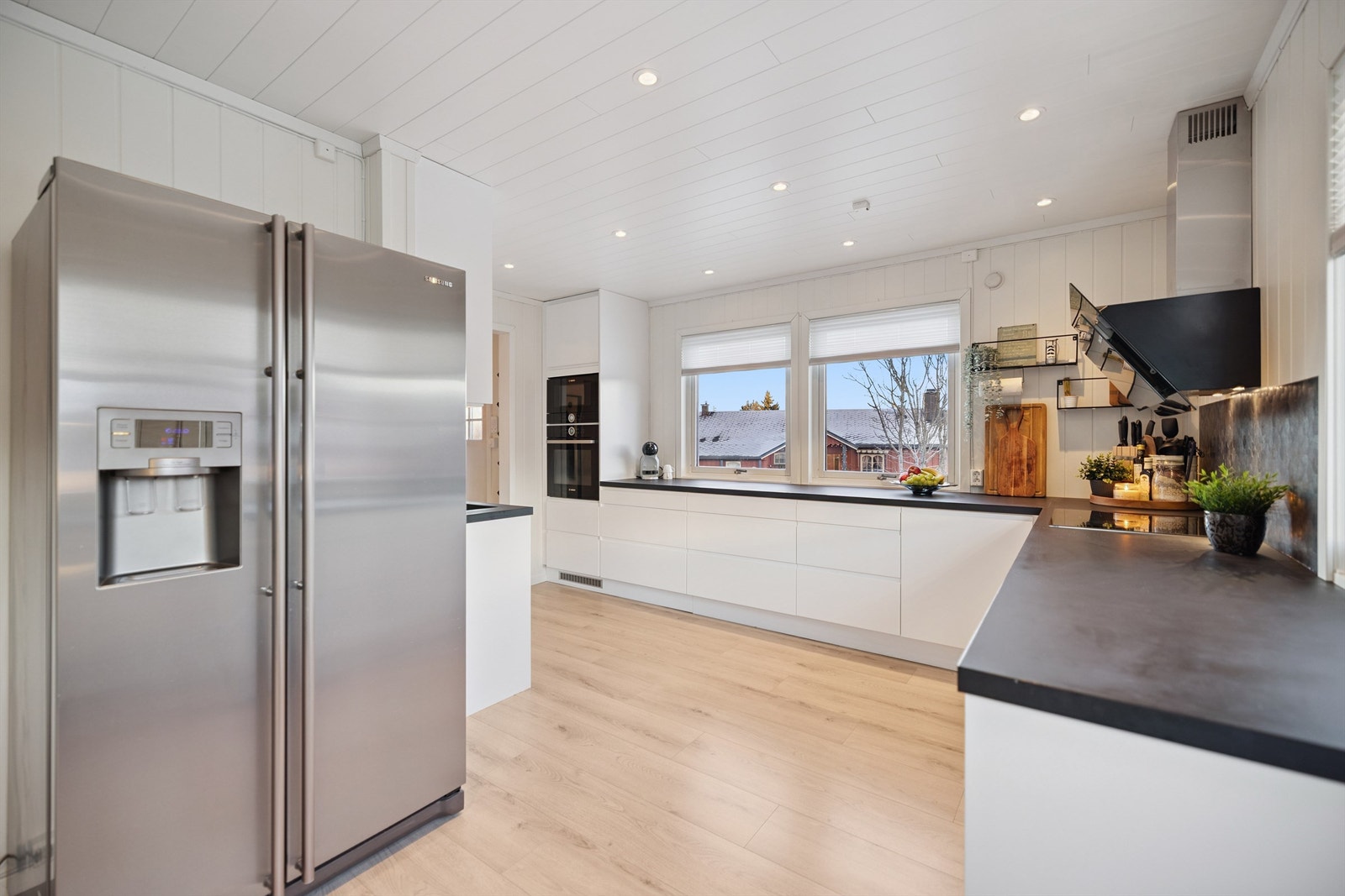 Rikelig med benke- og skapplass, samt en praktisk bi-inngang mot syd. Galleribilde