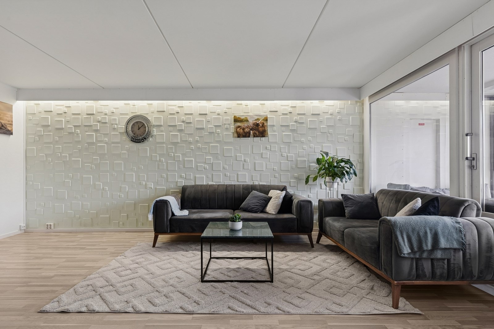 Oppholdsrommets utforming gir gode muligheter for naturlig soneinndeling. Galleribilde