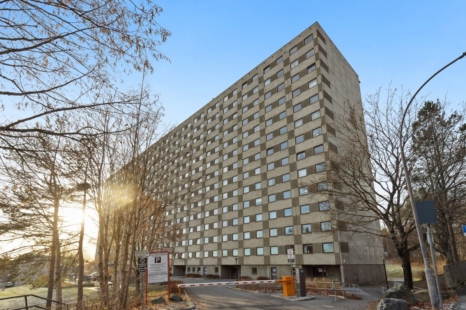 Boligblokken er en del av et større borettslag bestående av fire like blokker. Hver blokk har 246 leiligheter fordelt over 14 etasjer. Galleribilde