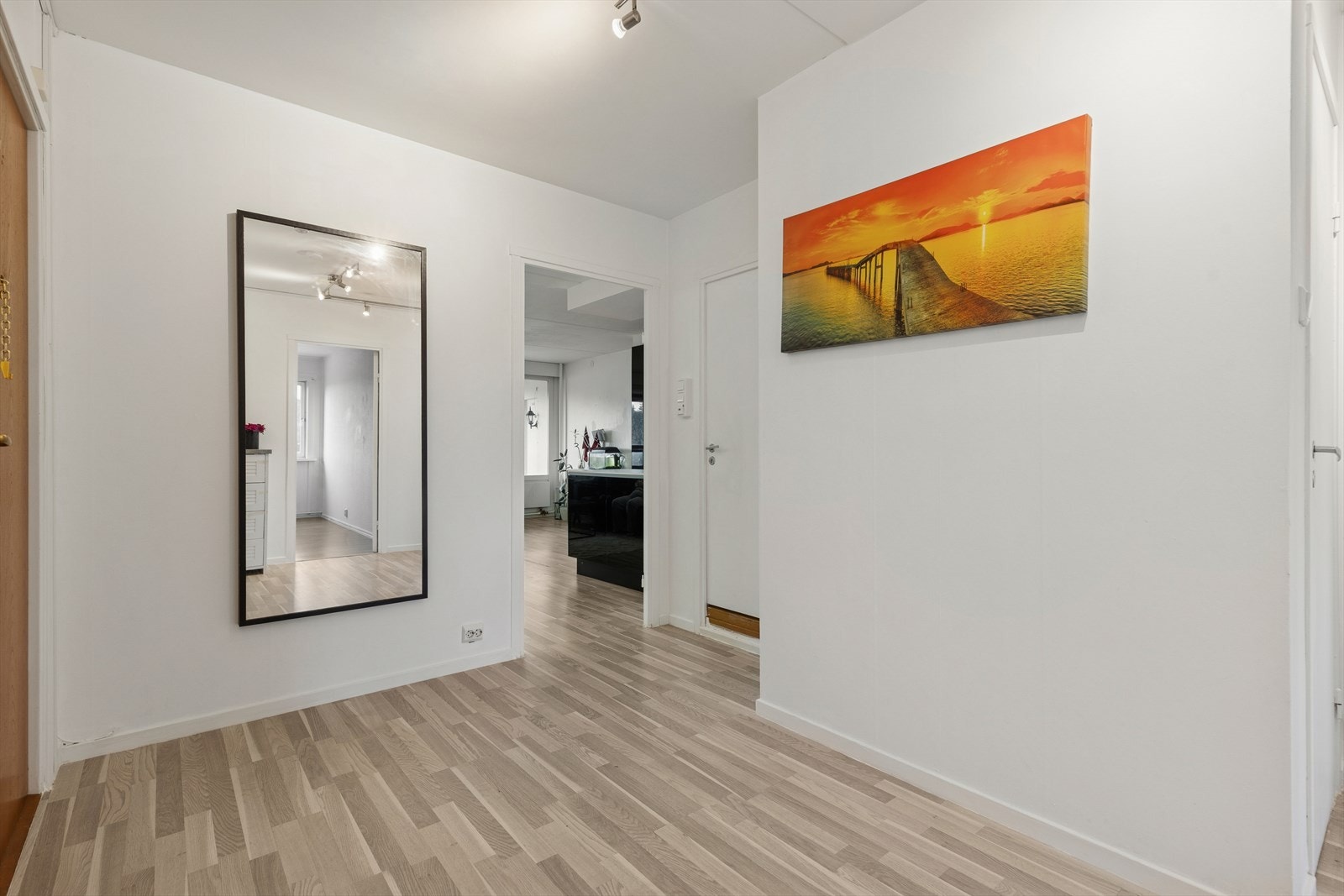 Entré med plass til ønsket oppbevaringsmøblement. Galleribilde