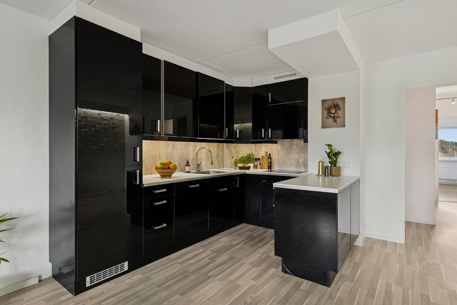 Det er montert kjøkkenkran og vaskekum, samt belysning under overskap for godt arbeidslys. Galleribilde