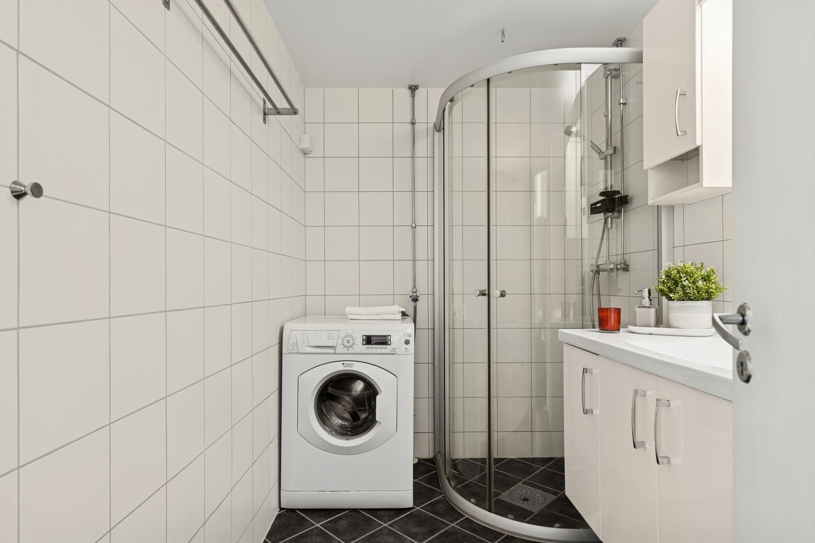 Flislagt baderom fra 2011 med malt himling, varmekabler i gulvet og opplegg for vaskemaskin. Galleribilde